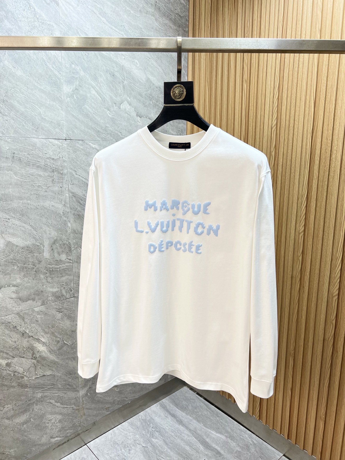 NO:623053,LV/Louis Vuitton 2025 autumn and winter new products, complete with three labels, round neck long-sleeved bottoming shirt, good product, no need to introduce too much, look at the details, counter size M-XXXL 175/140, recommended L,, louis vuitton, louis vuitton, alexander wang19860909LV/路易威登 2025年秋冬新品上新 三标齐全 圆领长袖打底衫 好货不用过多介绍 看细节 专柜码数M-XXXL 175/140建议L,,louis vuitton,louis vuitton,alexander wang,Men's clothing