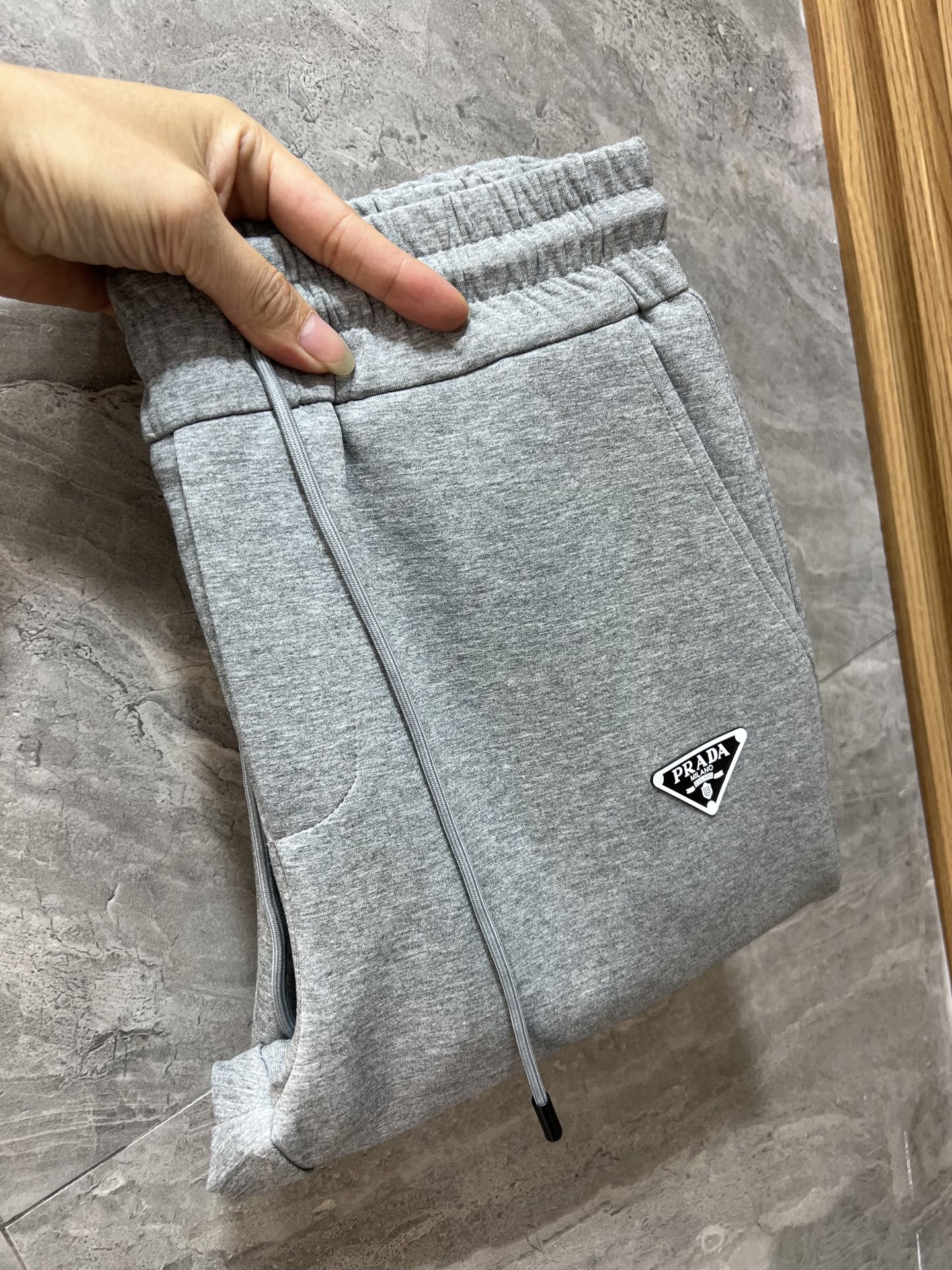 NO:685155,Prada/Prada 2025 autumn and winter new products, complete with three labels, casual pants, good products, no need to introduce too much, look at the details, counter size M-XXXL /140 upper body L,, prada, prada,19860909Prada/普拉达 2025秋冬新品 三标齐全 休闲裤 好货不用过多介绍 看细节 专柜码数M-XXXL /140上身L,,prada,prada,,Men's clothing