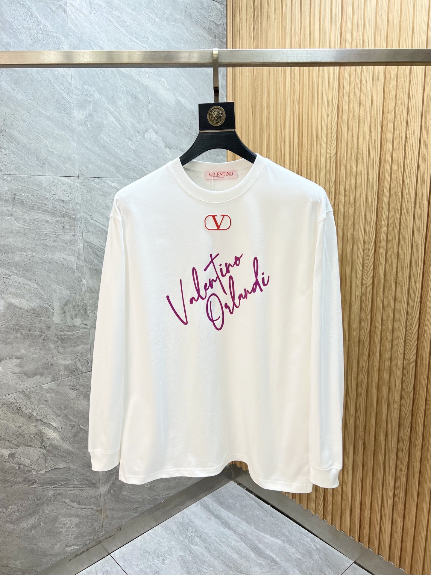 NO:683416,Valentino has new products for autumn and winter. Complete with three labels. Round neck long-sleeved bottoming shirt. Good product without too much introduction. Look at the details. Counter size M-XXXL 175/140. Recommend L,, valentino,19860909华伦天奴 年秋冬新品上新 三标齐全 圆领长袖打底衫 好货不用过多介绍 看细节 专柜码数M-XXXL 175/140建议L,,valentino,,Men's clothing
