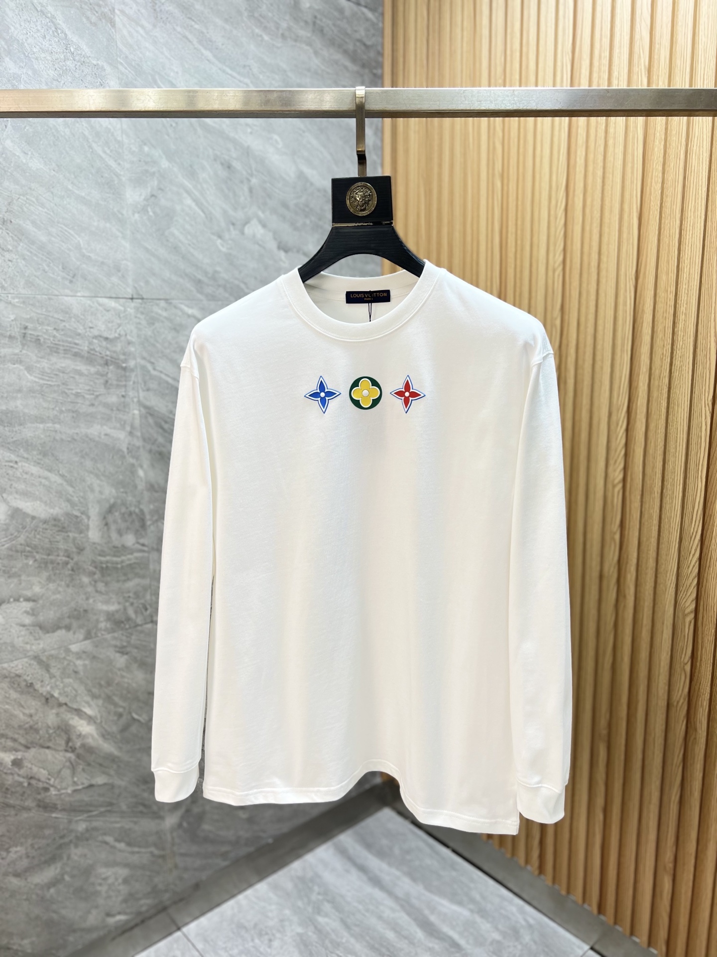 NO:685148,LV/Louis Vuitton 2025 autumn and winter new products, complete with three labels, round neck long-sleeved bottoming shirt, good product, no need to introduce too much, look at the details, counter size M-XXXL 175/140, recommended L,, louis vuitton, louis vuitton,19860909LV/路易威登 2025年秋冬新品上新 三标齐全 圆领长袖打底衫 好货不用过多介绍 看细节 专柜码数M-XXXL 175/140建议L,,louis vuitton,louis vuitton,,Men's clothing