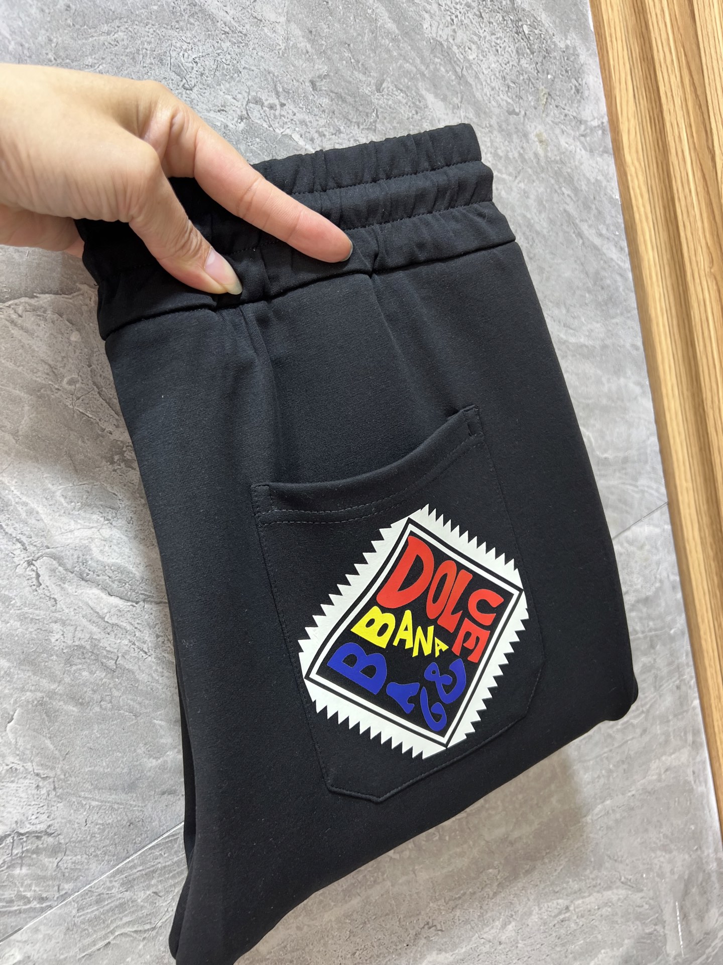 NO:624929,DG/Dolce & Gabbana 2025 autumn and winter new products, complete with three labels, casual pants, good products, no need to introduce too much, look at the details, counter size M-XXXL /140 upper body L,,Dolce&Gabbana,alexander wang19860909DG/杜嘉班纳 2025秋冬新品 三标齐全 休闲裤 好货不用过多介绍 看细节 专柜码数M-XXXL /140上身L,,Dolce&Gabbana,alexander wang,Men's clothing