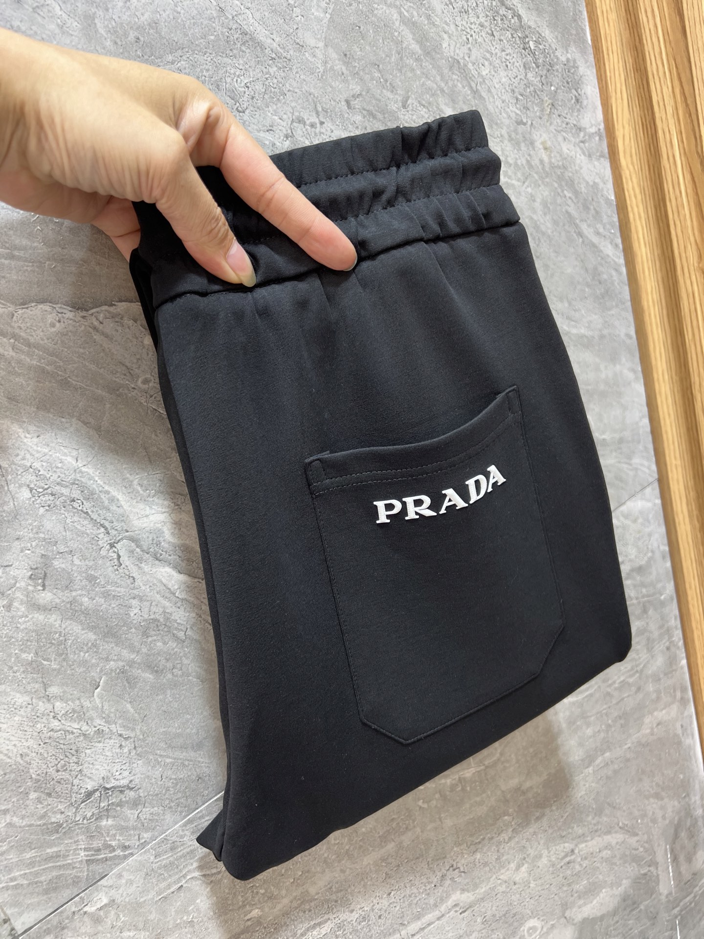 NO:624883,Prada/Prada 2025 autumn and winter new products, complete with three labels, casual pants, good products, no need to introduce too much, look at the details, counter size M-XXXL /140 upper body L,, prada, prada, alexander wang19860909Prada/普拉达 2025秋冬新品 三标齐全 休闲裤 好货不用过多介绍 看细节 专柜码数M-XXXL /140上身L,,prada,prada,alexander wang,Men's clothing