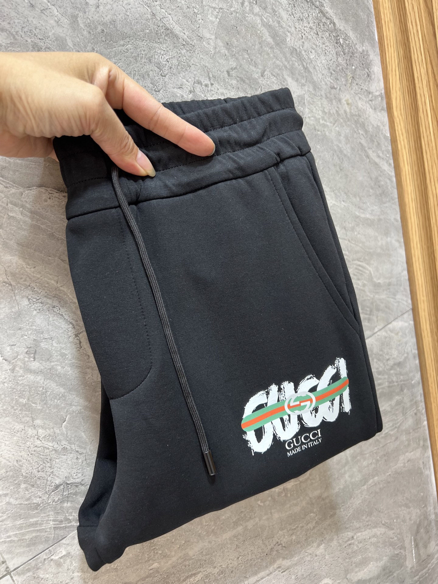 NO:624898,Gucci/Gucci 2025 autumn and winter new products, complete with three labels, casual pants, good products, no need to introduce too much, look at the details, counter size M-XXXL /140 upper body L,,gucci,alexander wang19860909Gucci/古奇 2025秋冬新品 三标齐全 休闲裤 好货不用过多介绍 看细节 专柜码数M-XXXL /140上身L,,gucci,alexander wang,Men's clothing