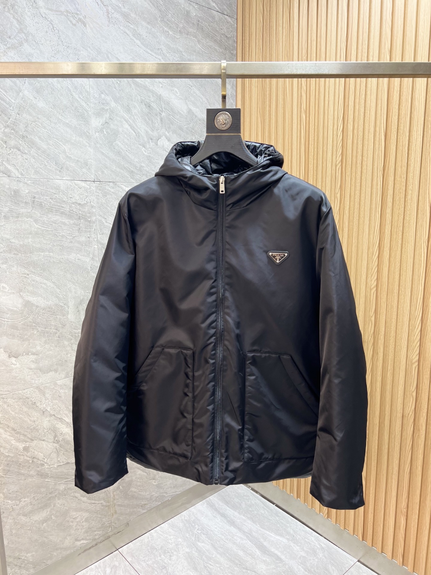 NO:624903,Prada/Prada 2025 new autumn and winter new products, complete with three standards, full and plump 90 white goose down jacket, good products without too much introduction, look at the details, counter size M-XXL /140 recommended M,, prada, prada, down jacket, alexander wang19860909Prada/普拉达 2025年秋冬新品上新 三标齐全 充实饱满90白鹅绒 羽绒服 好货不用过多介绍 看细节 专柜码数M-XXL /140建议M,,prada,prada,down jacket,alexander wang,Men's clothing