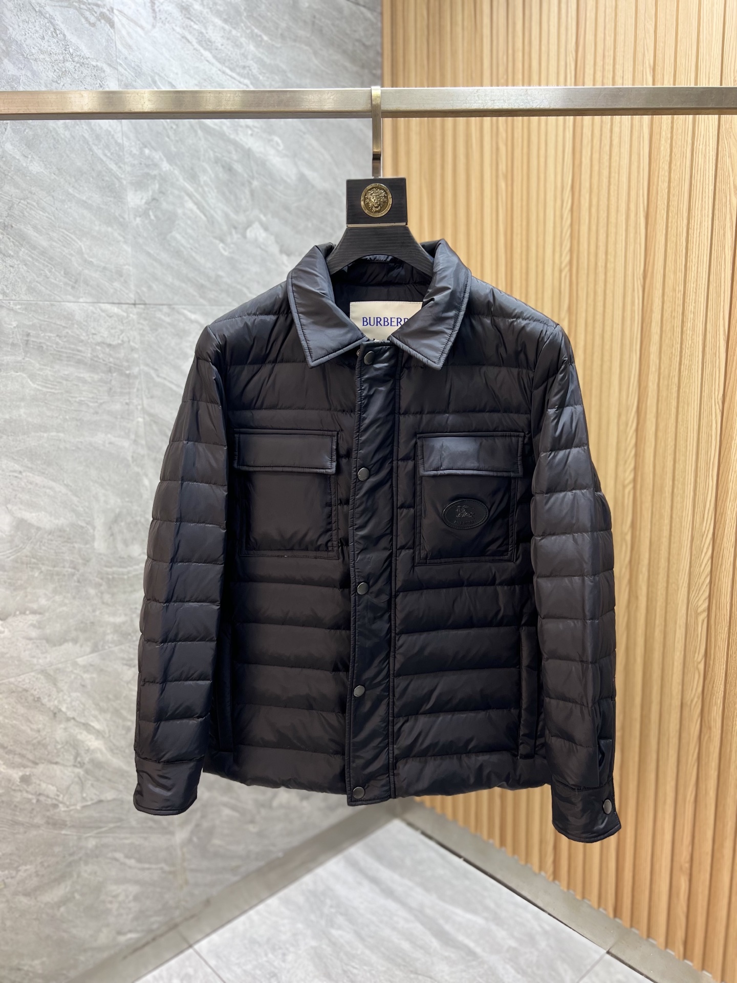 NO:624909,Burberry/Burberry 2025 autumn and winter new products, complete with three standards, full and plump 90 white goose down jacket, good products without too much introduction, look at the details, counter size M-XXL /140 recommended M,, burberry, burberry, down jacket, alexander wang19860909Burberry/巴宝莉 2025年秋冬新品上新 三标齐全 充实饱满90白鹅绒 羽绒服 好货不用过多介绍 看细节 专柜码数M-XXL /140建议M,,burberry,burberry,down jacket,alexander wang,Men's clothing