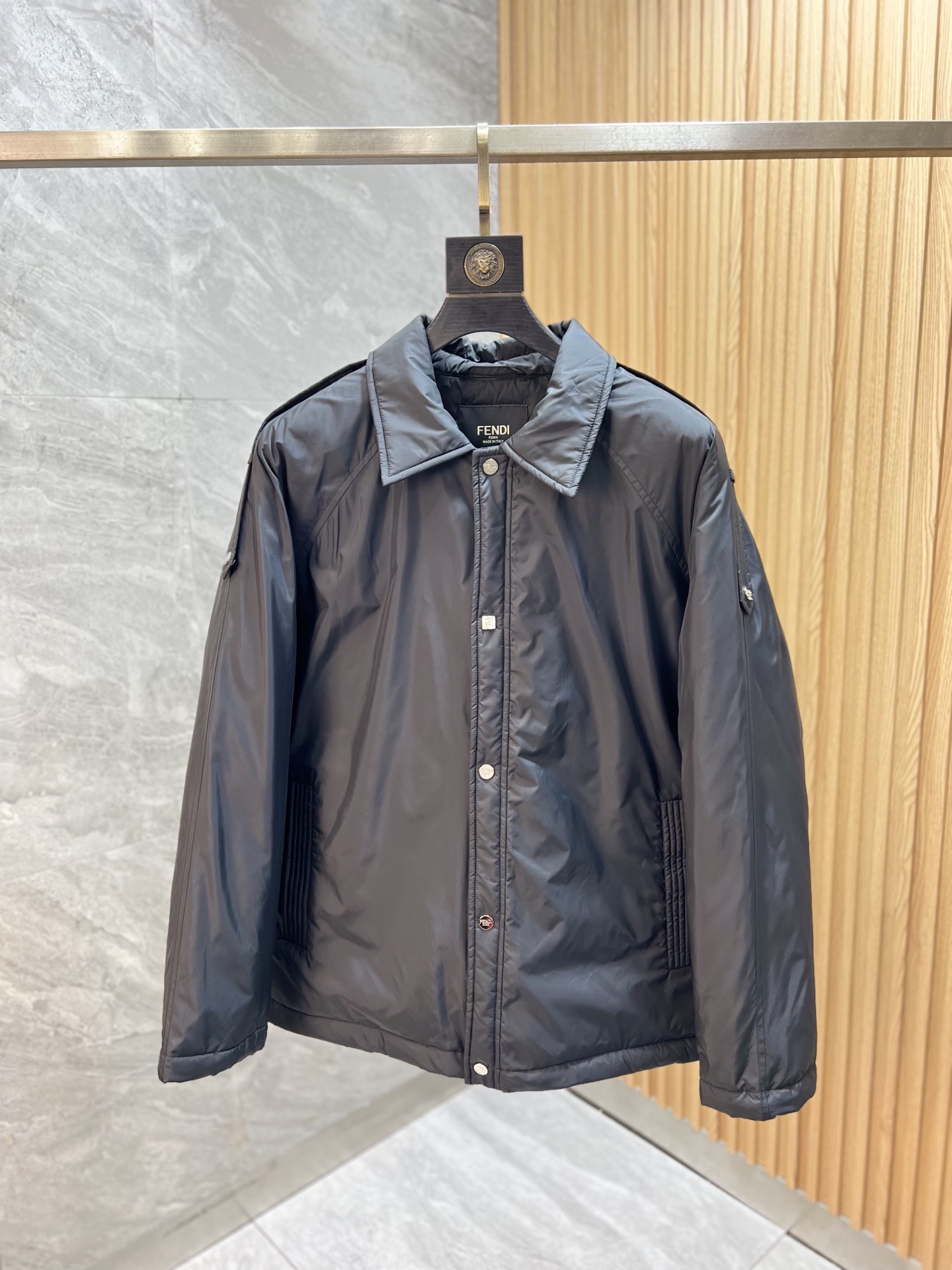 NO:624925,Fendi/Fendi 2025 autumn and winter new products, complete with three standards, full and plump 90 white goose down jacket, good products without too much introduction, look at the details, counter size M-XXL /140 recommended M,, fendi, fendi, down jacket, alexander wang19860909Fendi/芬迪 2025年秋冬新品上新 三标齐全 充实饱满90白鹅绒 羽绒服 好货不用过多介绍 看细节 专柜码数M-XXL /140建议M,,fendi,fendi,down jacket,alexander wang,Men's clothing