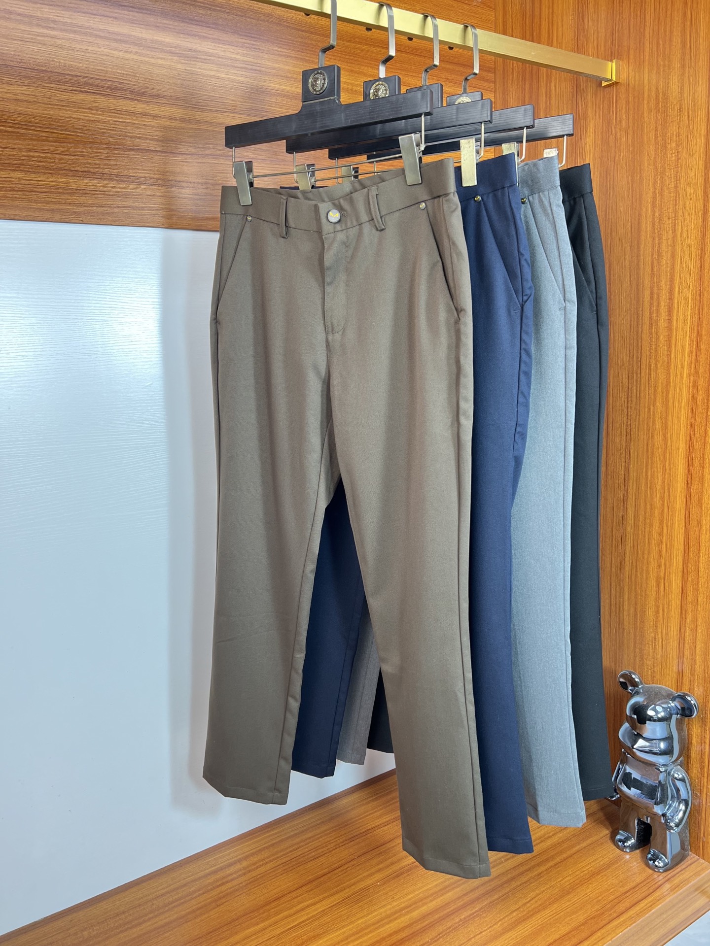 NO:628247,Fendi/Fendi 2025 autumn and winter new products, complete with three labels, trousers and casual pants. Good products need no introduction. Look at the details. Counter size 29-38/140 upper body size 32,,fendi,fendi,alexander wang19860909Fendi/芬迪 2025秋冬新品 三标齐全 西裤 休闲裤 好货不用过多介绍 看细节 专柜码数29-38 /140上身32码,,fendi,fendi,alexander wang,Men's clothing