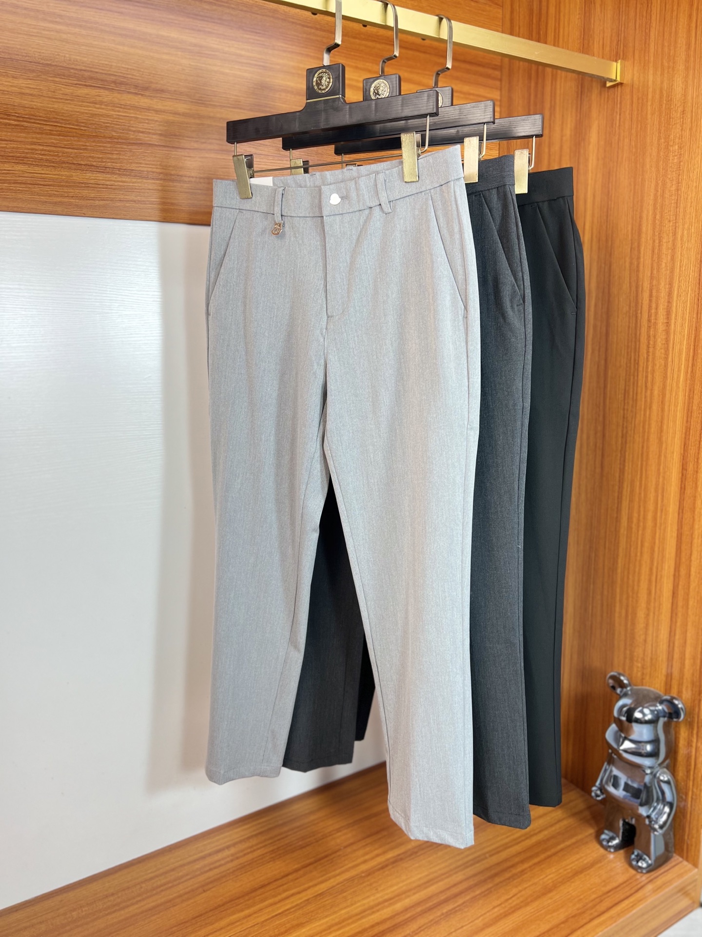 NO:628261,Moncler/Mongolian mouth 2025 autumn and winter new products, complete with three labels, trousers and casual pants. Good products need no introduction. Look at the details. Counter size 29-38/140 upper body size 32, Moncler, alexander wang19860909Moncler/蒙口 2025秋冬新品 三标齐全 西裤 休闲裤 好货不用过多介绍 看细节 专柜码数29-38 /140上身32码,,Moncler,alexander wang,Men's clothing