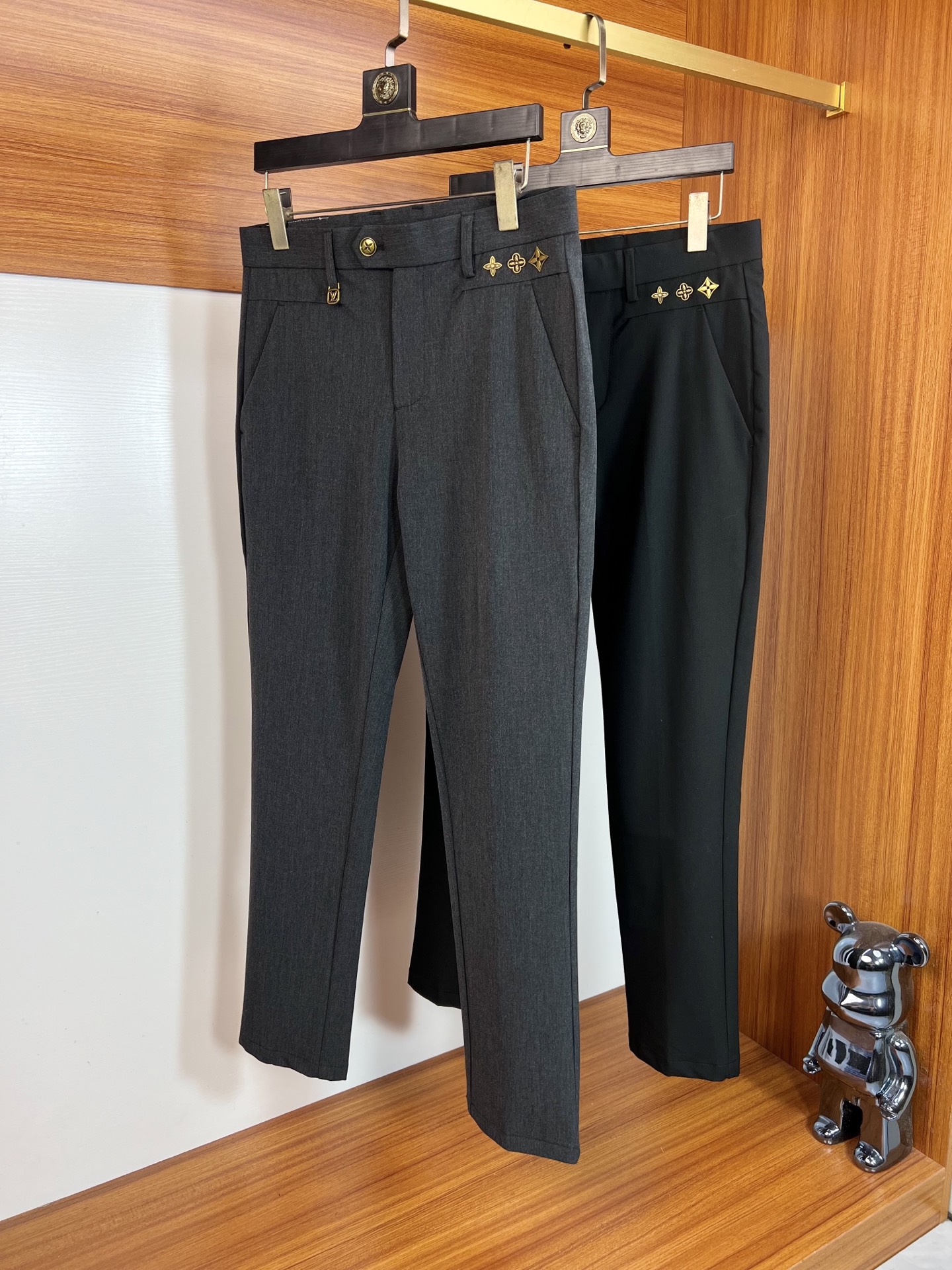 NO:628267,LV/Louis Vuitton 2025 autumn and winter new products, complete with three labels, trousers and casual pants. Good products need no introduction. Look at the details. Counter size 29-38/140 upper body size 32, louis vuitton, louis vuitton, alexander wang19860909LV/路易威登 2025秋冬新品 三标齐全 西裤 休闲裤 好货不用过多介绍 看细节 专柜码数29-38 /140上身32码,,louis vuitton,louis vuitton,alexander wang,Men's clothing