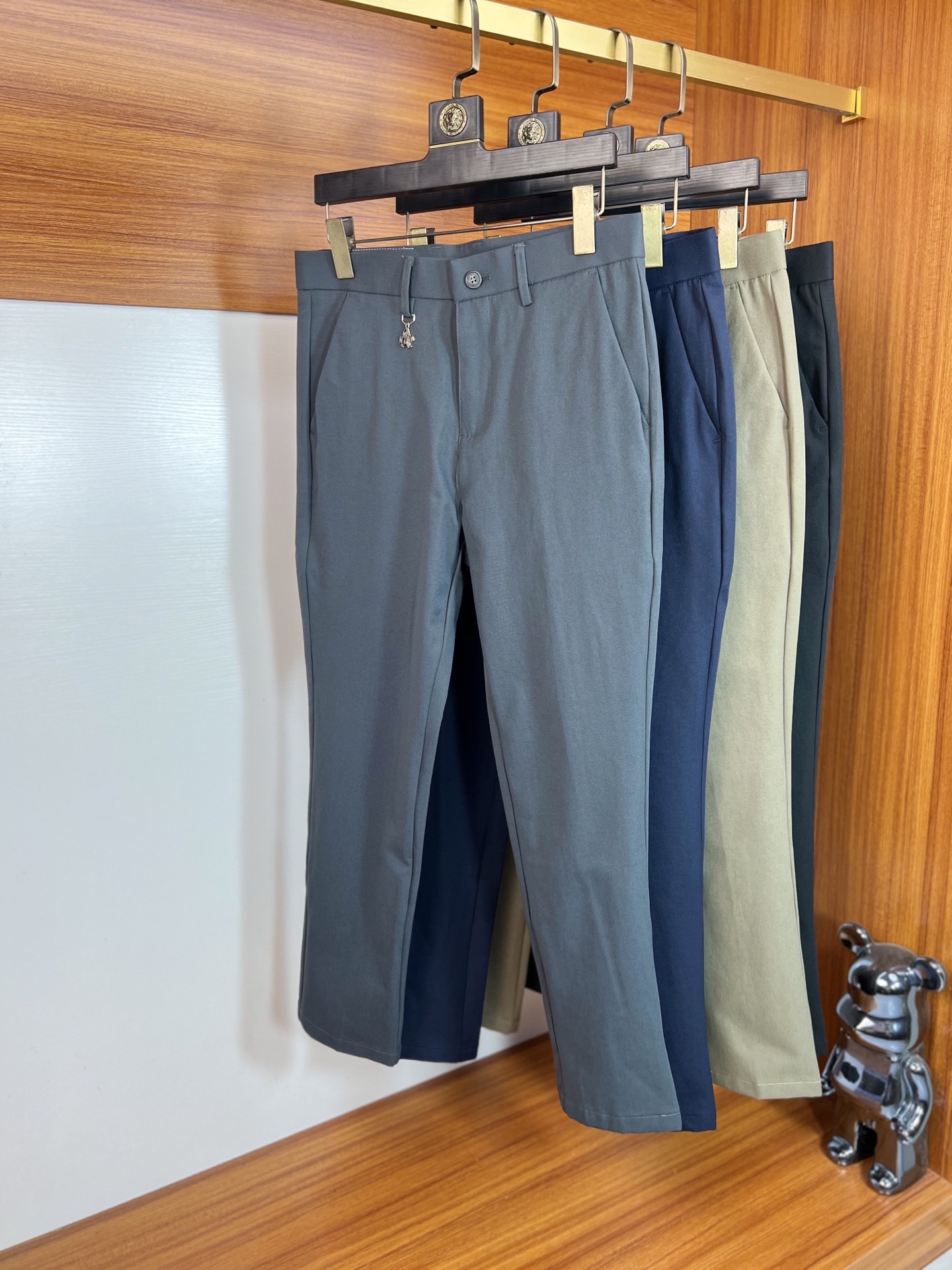 NO:628281,Prada/Prada 2025 autumn and winter new products, complete with three standards, trousers and casual pants. Good products need no introduction. Look at the details. Counter size 29-38/140 upper body size 32, prada, prada, alexander wang19860909Prada/普拉达 2025秋冬新品 三标齐全 西裤 休闲裤 好货不用过多介绍 看细节 专柜码数29-38 /140上身32码,,prada,prada,alexander wang,Men's clothing