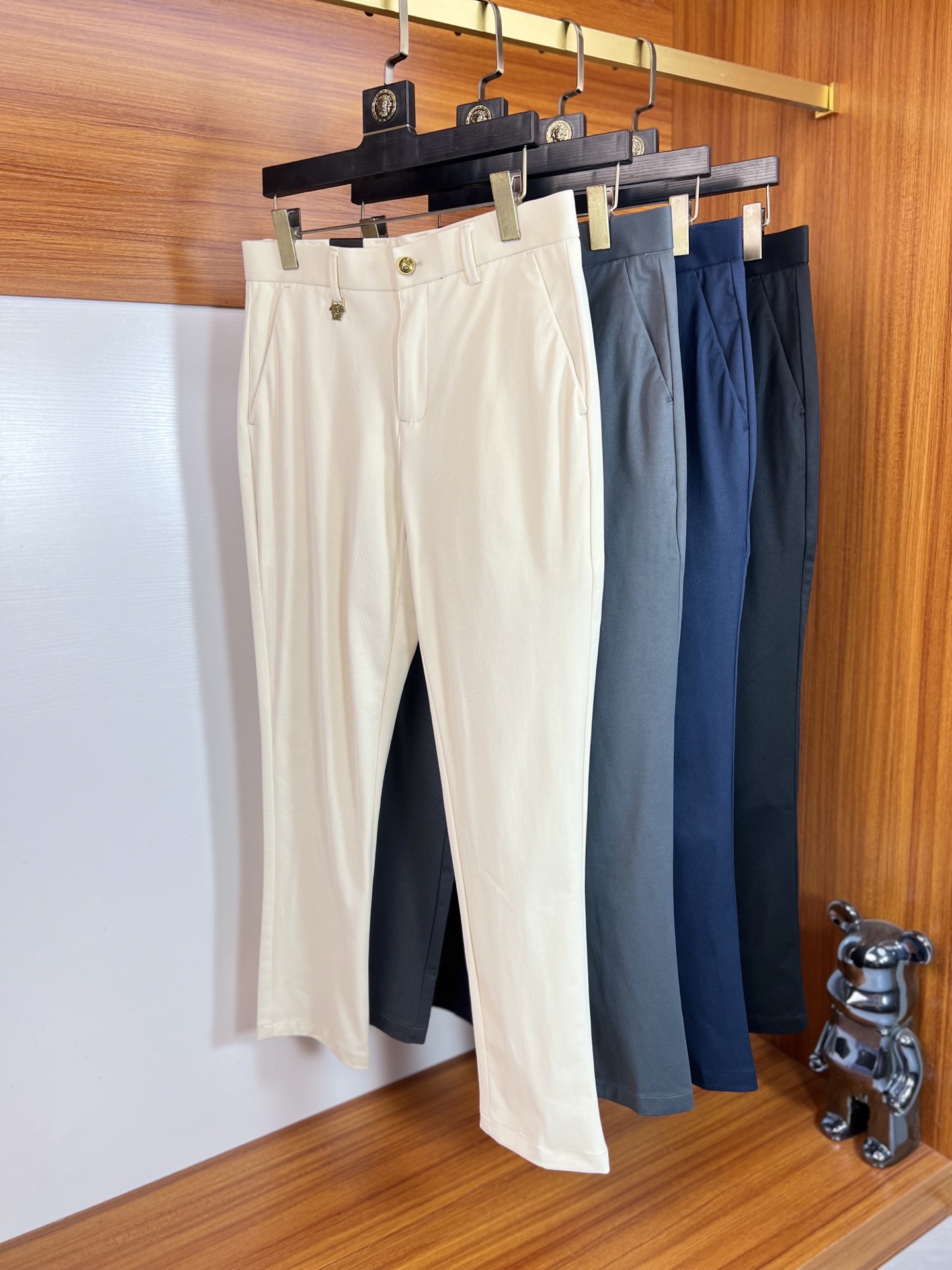 NO:628296,Versace/Versace 2025 autumn and winter new products, complete with three labels, trousers, casual pants, good products, no need to introduce too much, look at the details, counter size 29-38, 175/140, upper body size 32,,versace,versace,alexander wang19860909Versace/范思哲 2025秋冬新品 三标齐全 西裤 休闲裤 好货不用过多介绍 看细节 专柜码数29-38 175/140上身32码,,versace,versace,alexander wang,Men's clothing