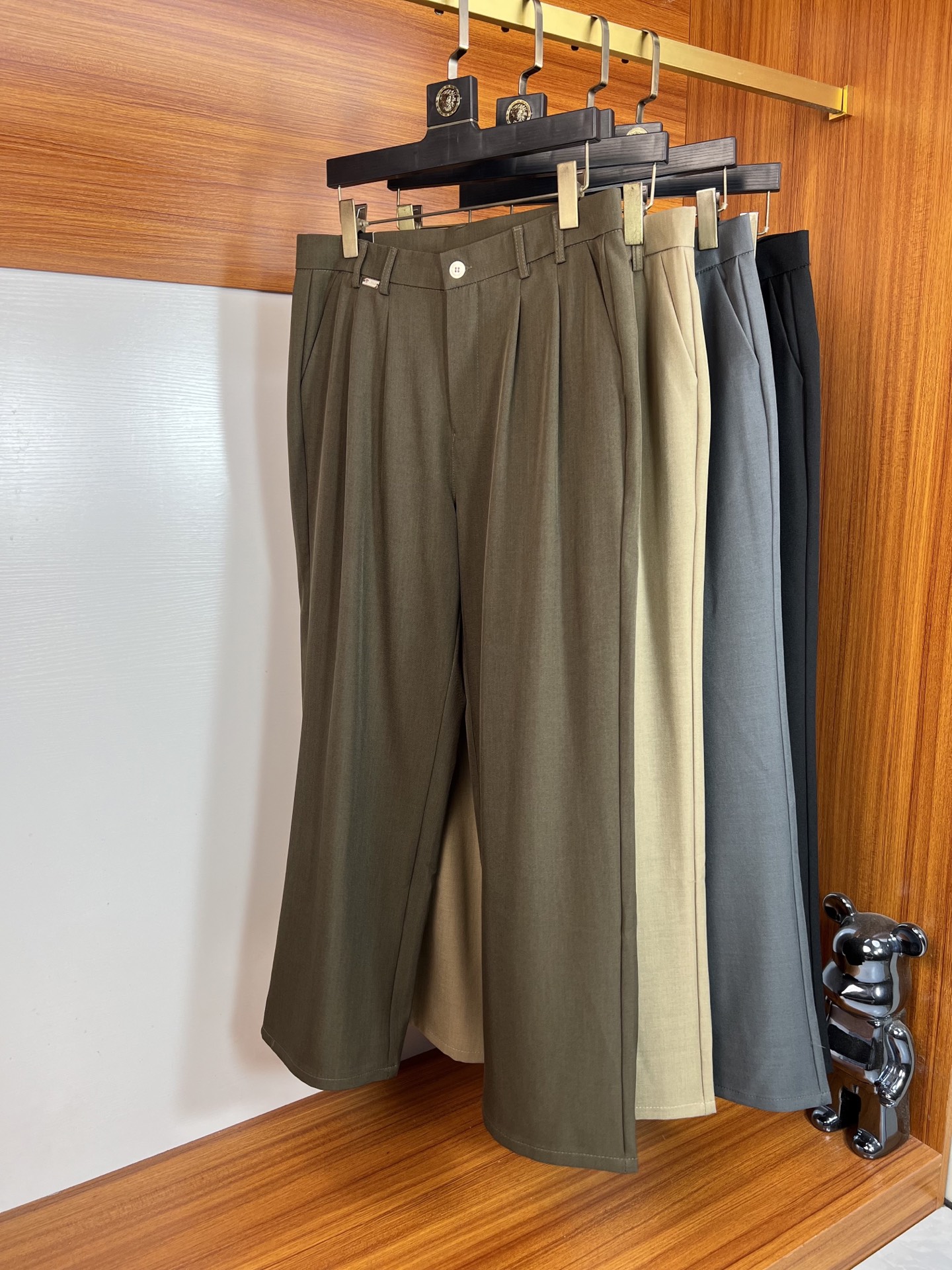 NO:628249,Versace/Versace 2025 autumn and winter new products, complete with three labels, casual pants, good products, no need to introduce too much, look at the details, counter size 29-38, 175/140, upper body size 32,,versace,versace,alexander wang19860909Versace/范思哲 2025秋冬新品 三标齐全 休闲裤 好货不用过多介绍 看细节 专柜码数29-38 175/140上身32码,,versace,versace,alexander wang,Men's clothing