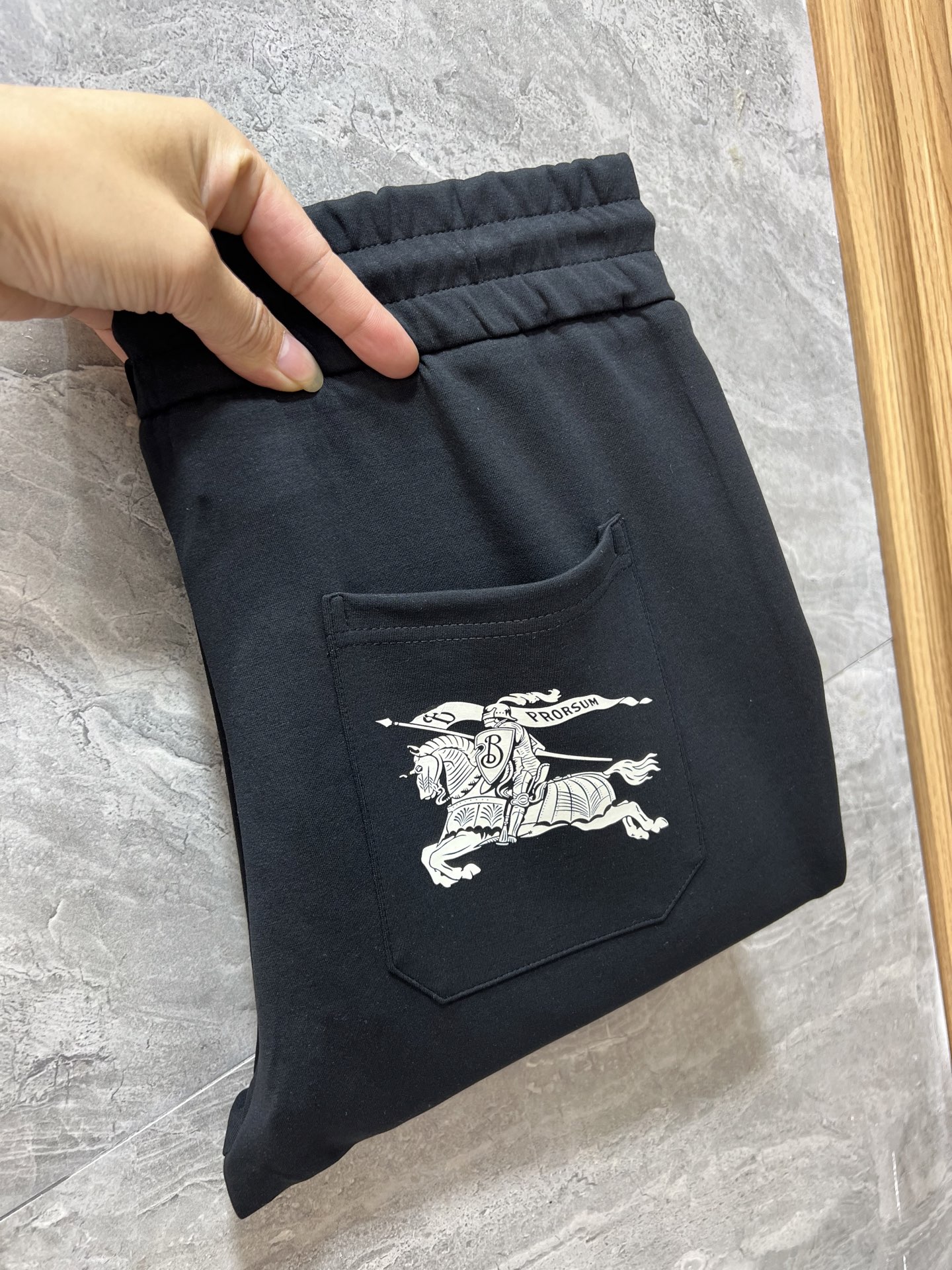 NO:644258,Burberry/Burberry 2025 autumn and winter new products, complete with three labels, elastic pants and casual pants. Good products need no introduction. Look at the details. Counter size M-XXXL 175/140 upper body L,,burberry,burberry,alexander wang19860909Burberry/巴宝莉 2025秋冬新品 三标齐全 松紧裤 休闲裤 好货不用过多介绍 看细节 专柜码数M-XXXL 175/140上身L,,burberry,burberry,alexander wang,Men's clothing