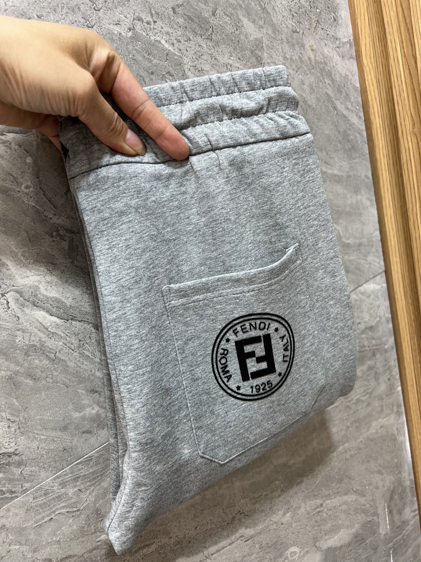 NO:644265,Fendi/Fendi 2025 autumn and winter new products, complete with three labels, elastic pants and casual pants. Good products need no introduction. Look at the details. Counter size M-XXXL 175/140 upper body L,,fendi,fendi,alexander wang19860909Fendi/芬迪 2025秋冬新品 三标齐全 松紧裤 休闲裤 好货不用过多介绍 看细节 专柜码数M-XXXL 175/140上身L,,fendi,fendi,alexander wang,Men's clothing