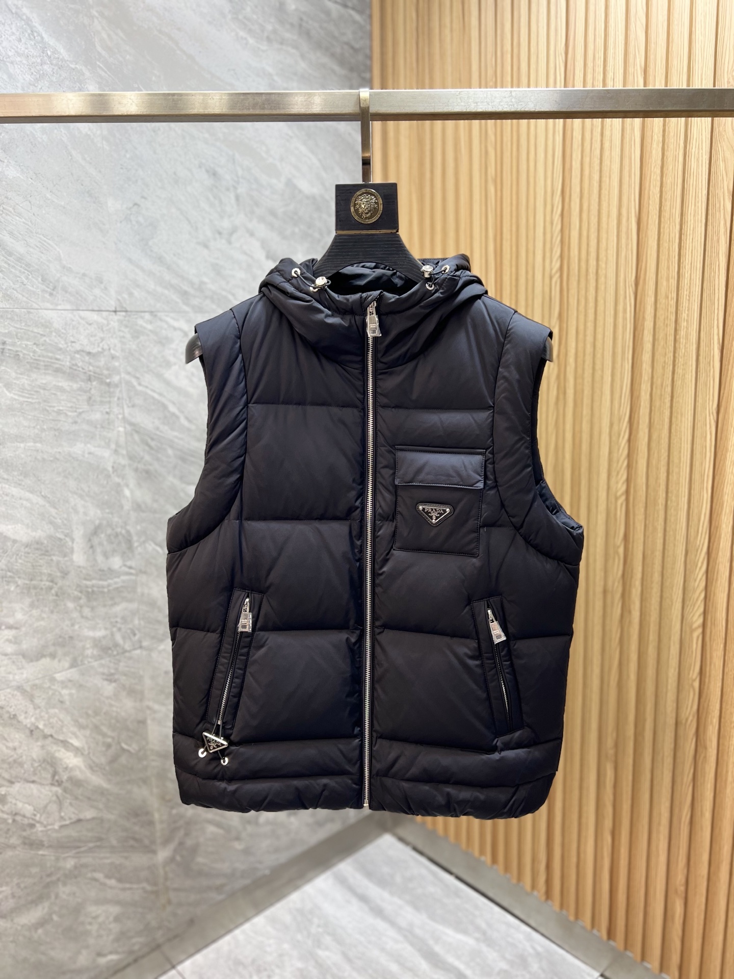 NO:647161,Prada/Prada 2025 new autumn and winter new products, complete with three standards, vest down jacket, good product, no need to introduce too much, look at the details, counter size M-XXXL 175/140, recommended L,, prada, prada, jackets & coats, down jacket, alexander wang19860909Prada/普拉达 2025年秋冬新品上新 三标齐全 马甲羽绒服外套 好货不用过多介绍 看细节 专柜码数M-XXXL 175/140建议L,,prada,prada,jackets & coats,down jacket,alexander wang,Men's clothing