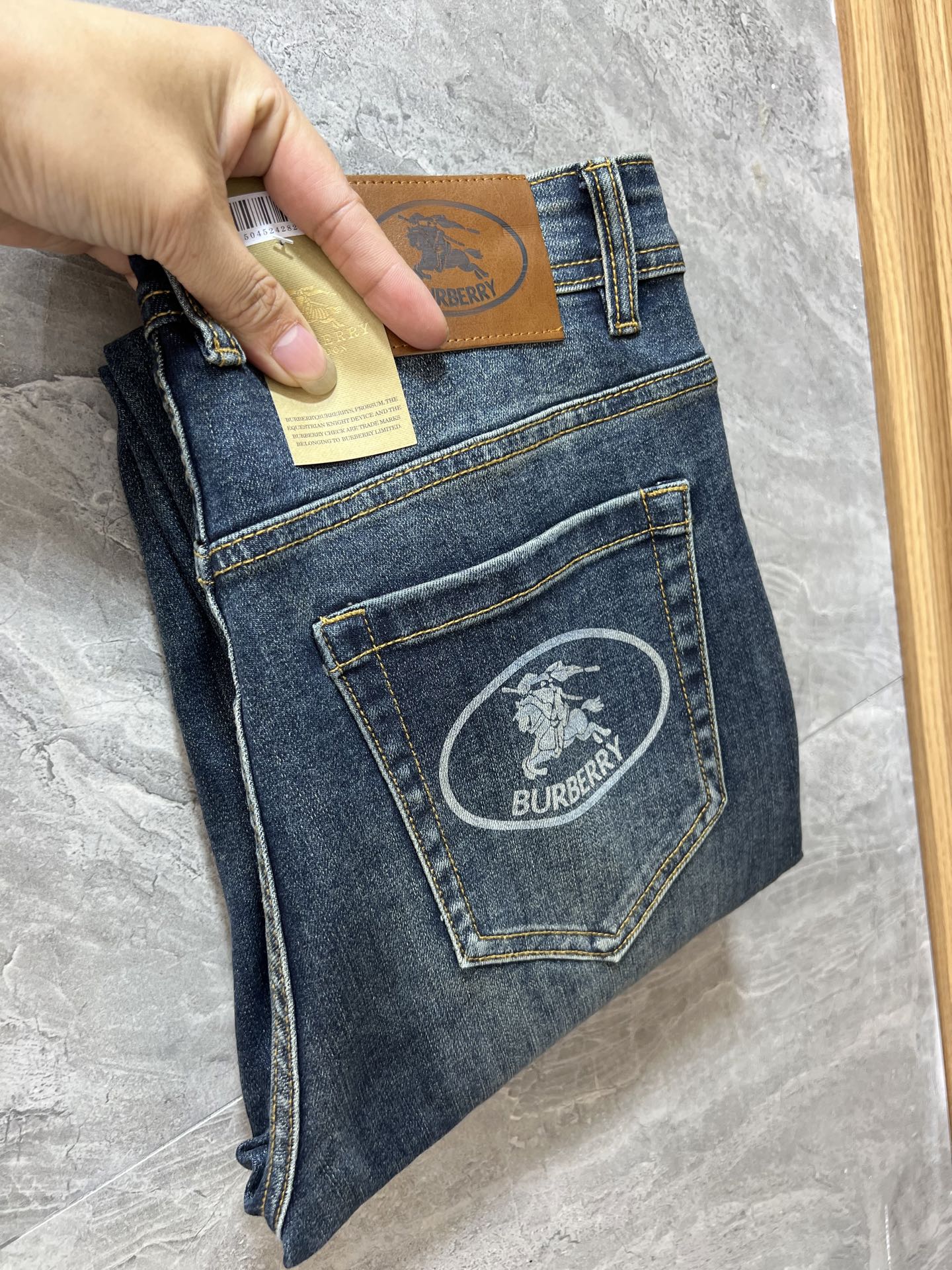 NO:652159,Burberry/Burberry 2025 autumn and winter new products, complete with three labels, jeans, good products, no need to introduce too much, look at the details, counter size 29-38/140 upper body size 32,,burberry,burberry,jeans,alexander wang19860909Burberry/巴宝莉 2025秋冬新品 三标齐全 牛仔裤 好货不用过多介绍 看细节 专柜码数29-38 /140上身32码,,burberry,burberry,jeans,alexander wang,Men's clothing