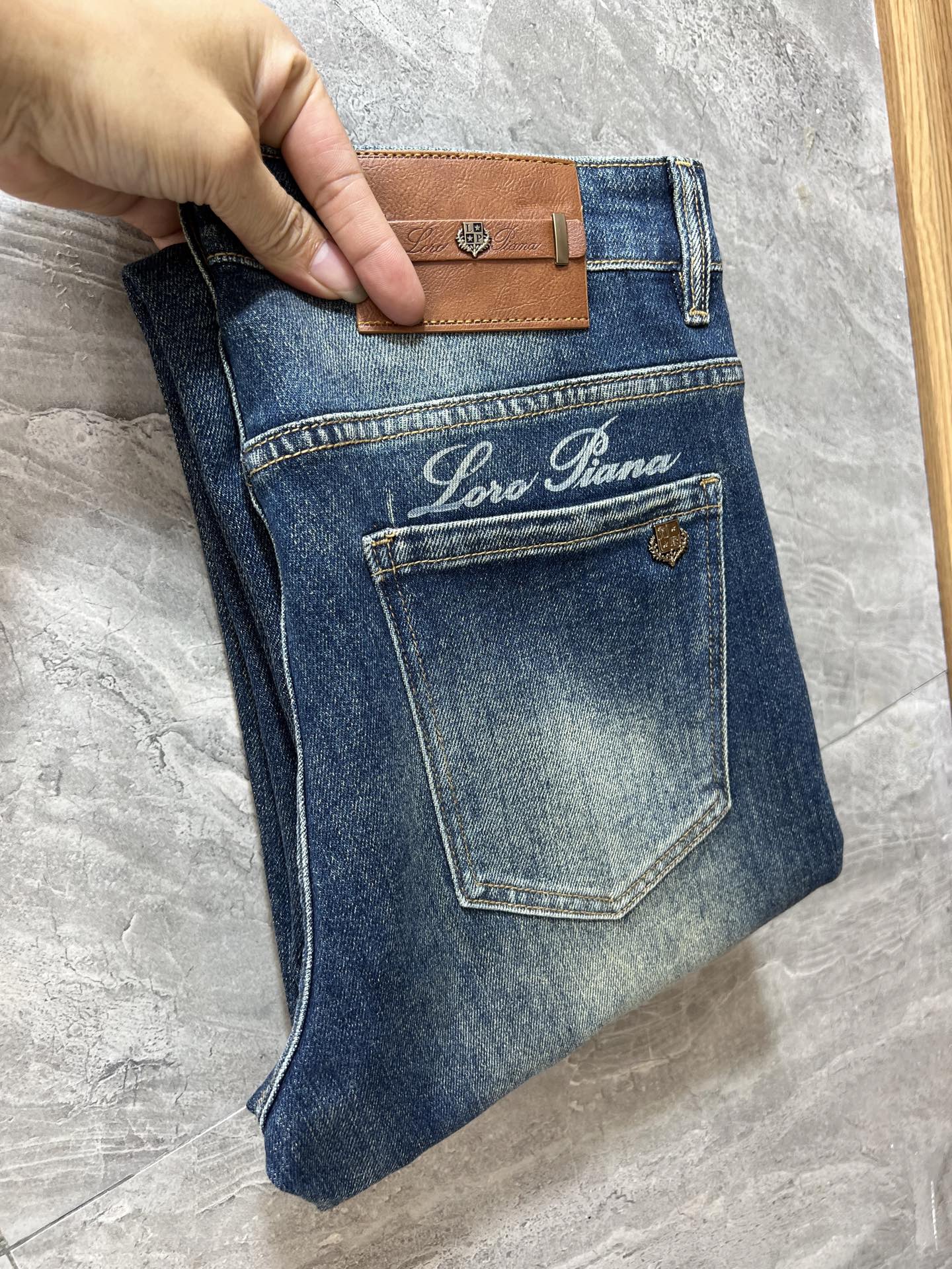 NO:703548,But after the new year, LP’s new autumn and winter products are complete with three labels. Jeans are good products that don’t need to be introduced too much. Look at the details. Counter sizes are 29-38/140, upper body size 32, loro piana, jeans,19860909可年后 LP 秋冬新品 三标齐全 牛仔裤 好货不用过多介绍 看细节 专柜码数29-38 /140上身32码,,loro piana,jeans,,Men's clothing