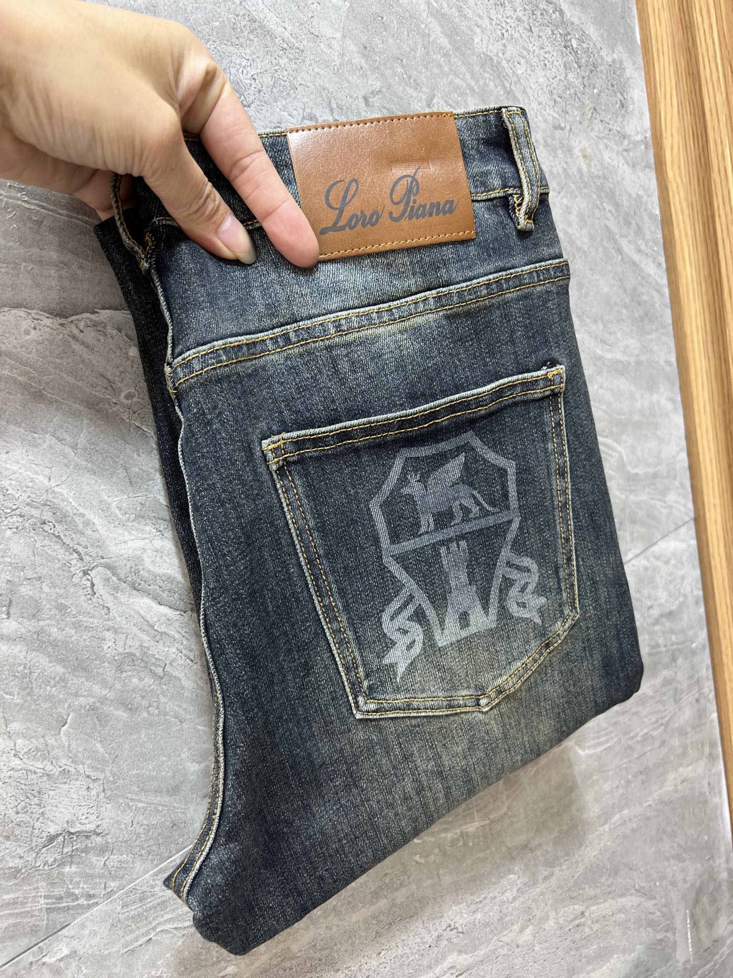 NO:703522,After the new year, BC 2025 autumn and winter new products are complete. Jeans are good products that don’t need to be introduced too much. Look at the details. The number of counters is 29-38 /140, upper body size 32, jeans,19860909可年后 BC 2025秋冬新品 三标齐全 牛仔裤 好货不用过多介绍 看细节 专柜码数29-38 /140上身32码,,jeans,,Men's clothing
