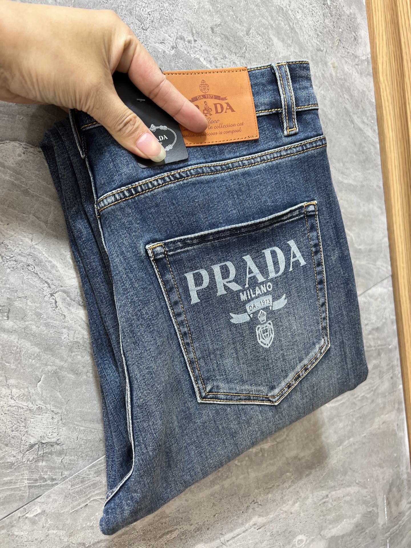 NO:703524,After the new year, Prada/Prada 2025 autumn and winter new products are complete with three labels. Jeans are good products that don’t need to be introduced too much. Look at the details. Counter sizes are 29-38/140, upper body size 32, prada, prada, jeans,19860909可年后 Prada/普拉达 2025秋冬新品 三标齐全 牛仔裤 好货不用过多介绍 看细节 专柜码数29-38 /140上身32码,,prada,prada,jeans,,Men's clothing