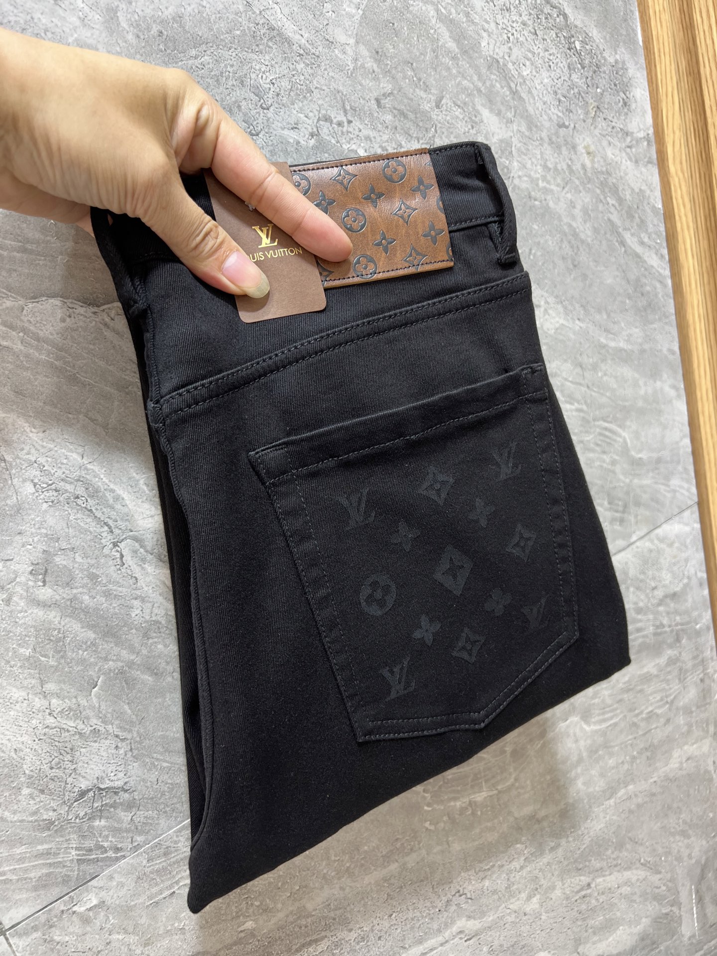 NO:703530,But after the new year, LV/Louis Vuitton 2025 autumn and winter new products, complete with three labels, jeans, good products, no need to introduce too much, look at the details, the counter size is 29-38/140, upper body size 32,, louis vuitton, louis vuitton, jeans,19860909可年后 LV/路易威登 2025秋冬新品 三标齐全 牛仔裤 好货不用过多介绍 看细节 专柜码数29-38 /140上身32码,,louis vuitton,louis vuitton,jeans,,Men's clothing