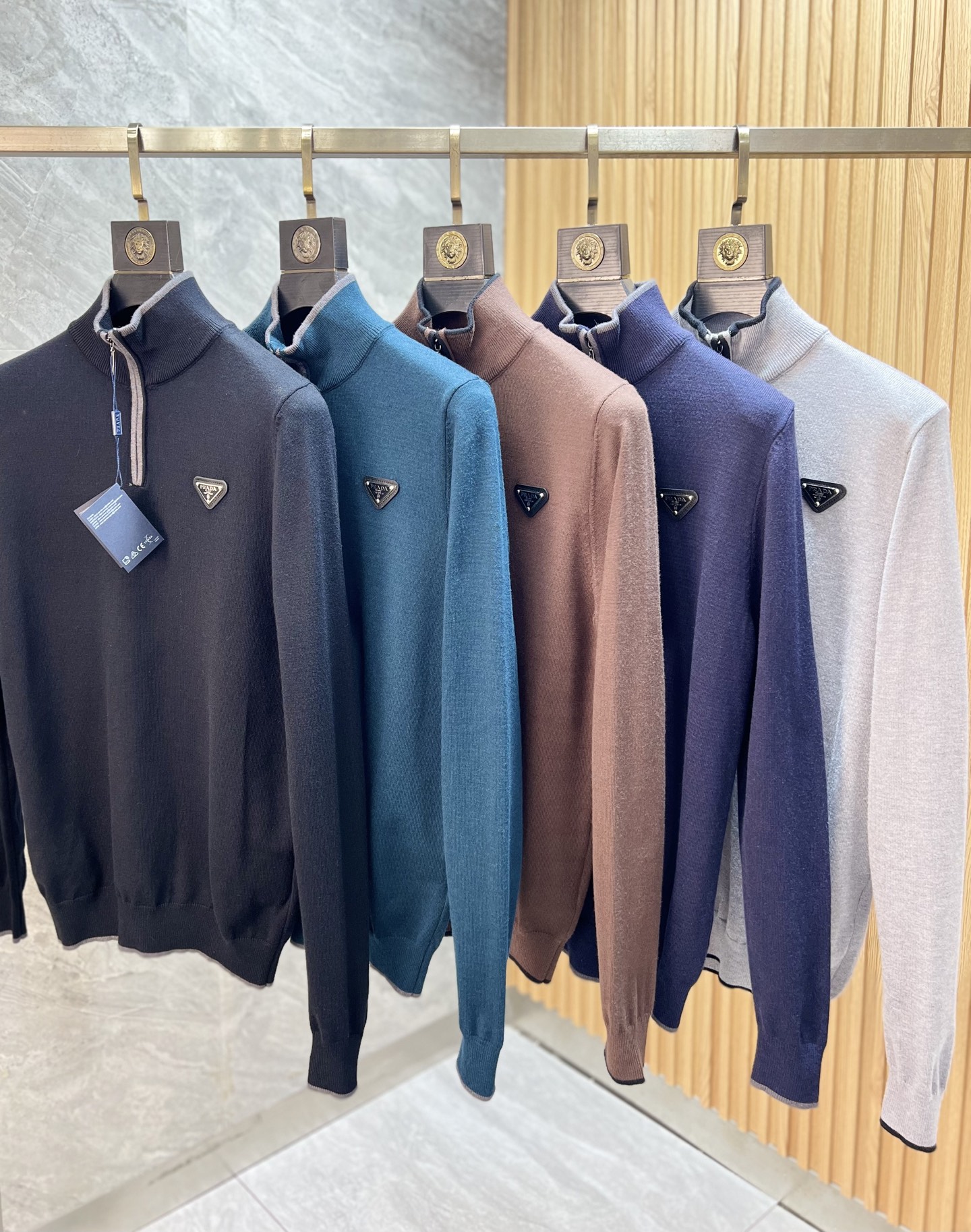 NO:597010,Prada/Prada 2025 new autumn and winter new products, complete with three labels, stand-up collar sweater, good product, no need to introduce too much, look at the details, counter size M-XXXL 175/140, recommended L,, prada, prada, alexander wang19860909Prada/普拉达 2025年秋冬新品上新 三标齐全 立领针织衫 好货不用过多介绍 看细节 专柜码数M-XXXL 175/140建议L,,prada,prada,alexander wang,Men's clothing