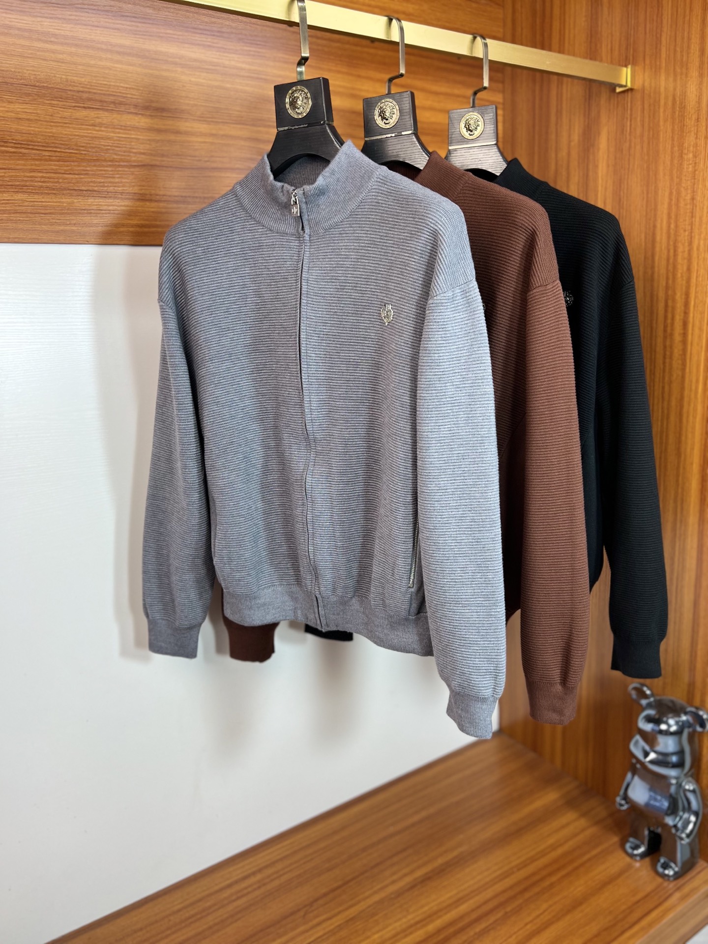 NO:598124,LP's new autumn and winter products are available with all three labels. Woolen sweaters, cardigans, jackets, and coats. Good products that don't need too much introduction. Look at the details. Counter size M-XXXL /140 recommended L,,loro piana,jackets & coats,jackets & coats,alexander wang19860909LP 年秋冬新品上新 三标齐全 羊毛衫开衫夹克外套 好货不用过多介绍 看细节 专柜码数M-XXXL /140建议L,,loro piana,jackets & coats,jackets & coats,alexander wang,Men's clothing