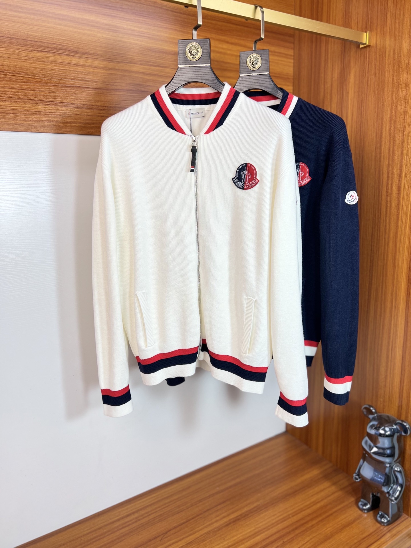 NO:598128,Moncler/Moncler 2025 new autumn and winter new products, complete with three labels, woolen sweaters, cardigans, jackets, good products, no need to introduce too much, look at the details, counter size M-XXXL 175/140, recommended L,,Moncler,jackets & coats,jackets & coats,alexander wang19860909Moncler/蒙口 2025年秋冬新品上新 三标齐全 羊毛衫开衫夹克外套 好货不用过多介绍 看细节 专柜码数M-XXXL 175/140建议L,,Moncler,jackets & coats,jackets & coats,alexander wang,Men's clothing