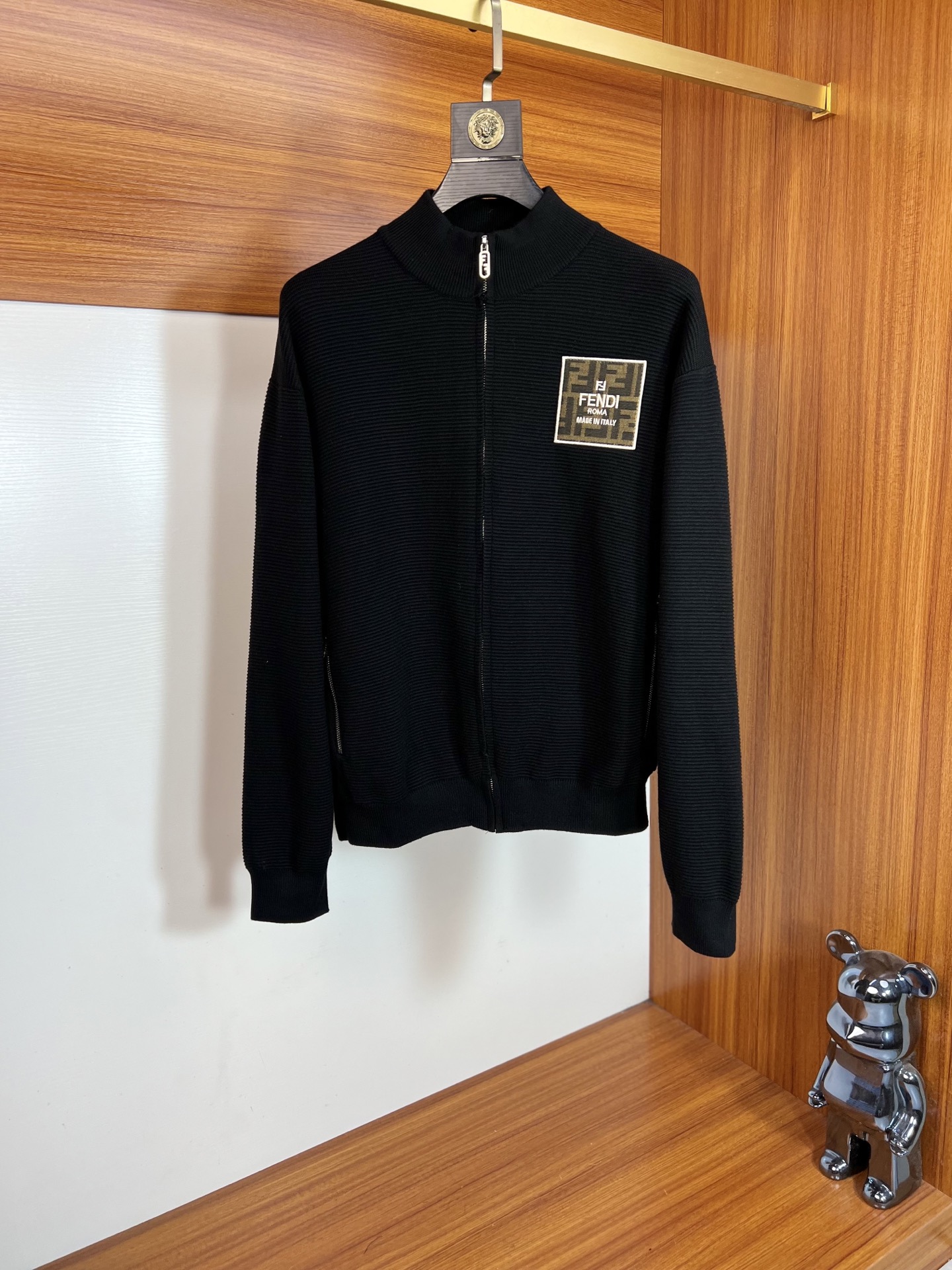 NO:598130,Fendi/Fendi 2025 new autumn and winter new products, complete with three labels, woolen sweaters, cardigans, jackets, good products, no need to introduce too much, look at the details, counter size M-XXXL 175/140, recommended L,,fendi,fendi,jackets & coats,jackets & coats,alexander wang19860909Fendi/芬迪 2025年秋冬新品上新 三标齐全 羊毛衫开衫夹克外套 好货不用过多介绍 看细节 专柜码数M-XXXL 175/140建议L,,fendi,fendi,jackets & coats,jackets & coats,alexander wang,Men's clothing