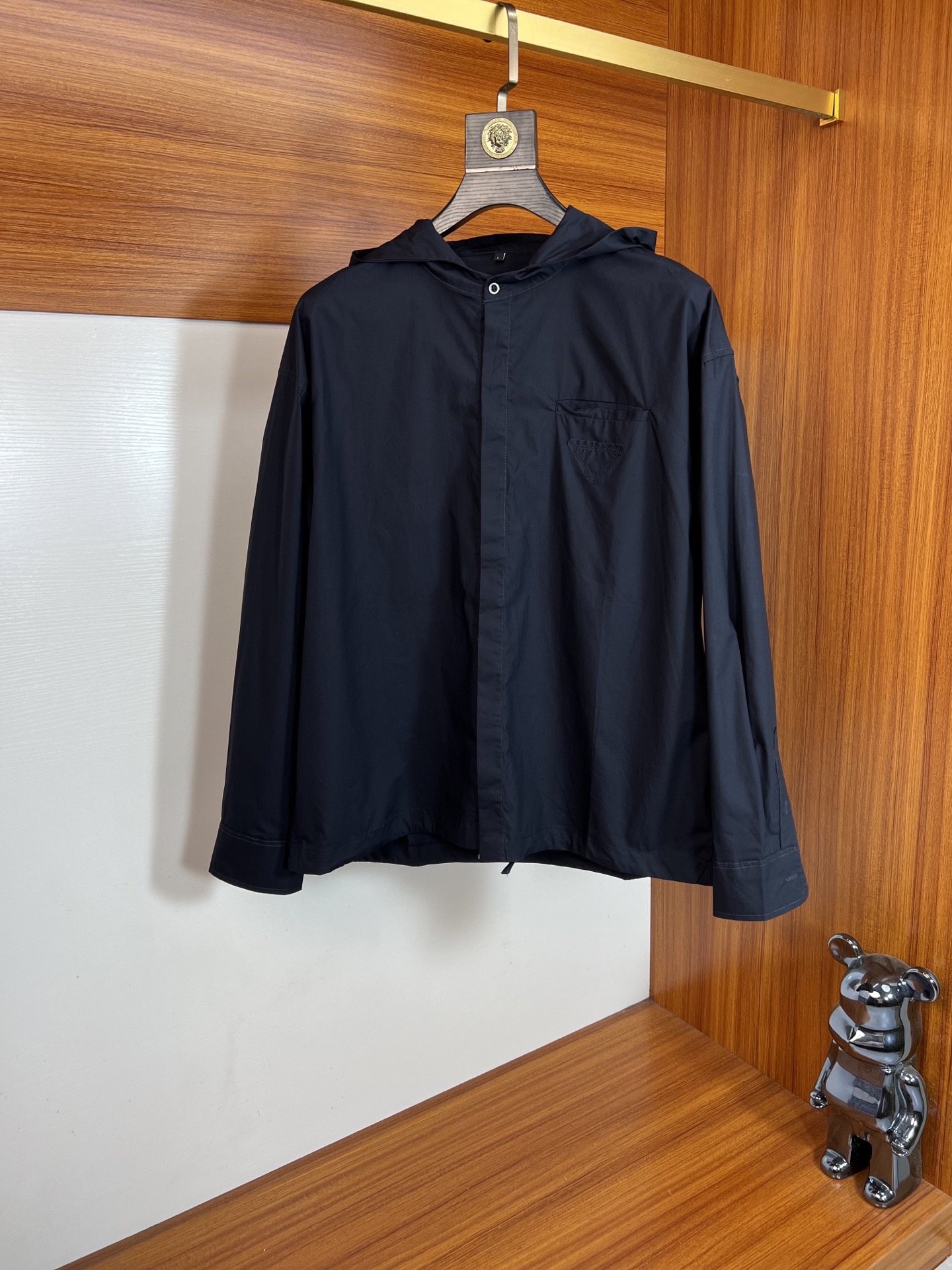 NO:598132,Prada/Prada 2025 new autumn and winter new products, complete with three labels, hooded shirt, good product, no need to introduce too much, look at the details, counter size M-L-XL 175/140, recommended M,, prada, prada, shirts, hats, alexander wang19860909Prada/普拉达 2025年秋冬新品上新 三标齐全 连帽衬衫 好货不用过多介绍 看细节 专柜码数M-L-XL 175/140建议M,,prada,prada,shirts,hats,alexander wang,Men's clothing