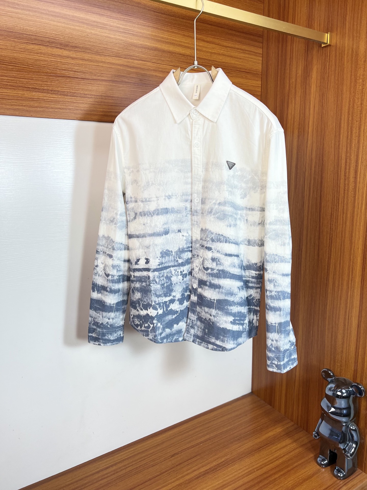 NO:598119,Prada/Prada 2025 autumn and winter new products, complete with three labels, shirts, good products, no need to introduce too much, look at the details, counter size M-XXXL 175/140, recommended L,, prada, prada, shirts, alexander wang19860909Prada/普拉达 2025年秋冬新品上新 三标齐全 衬衫 好货不用过多介绍 看细节 专柜码数M-XXXL 175/140建议L,,prada,prada,shirts,alexander wang,Men's clothing