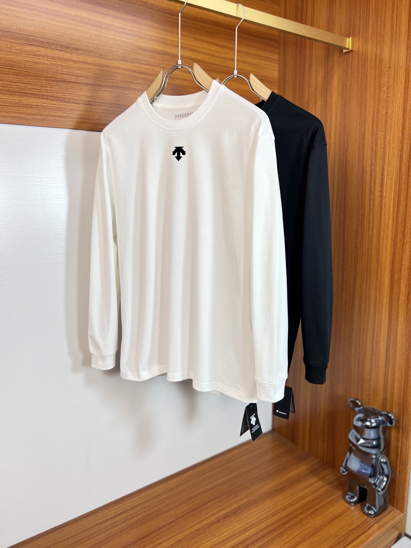 NO:599044,Des/Desante 2025 autumn and winter new products, complete with three labels, round neck long-sleeved bottoming shirt, good product, no need to introduce too much, look at the details, counter size S-XL 175/140, recommended M,,alexander wang19860909Des/迪桑特 2025年秋冬新品上新 三标齐全 圆领长袖打底衫 好货不用过多介绍 看细节 专柜码数S-XL 175/140建议M,,alexander wang,Men's clothing