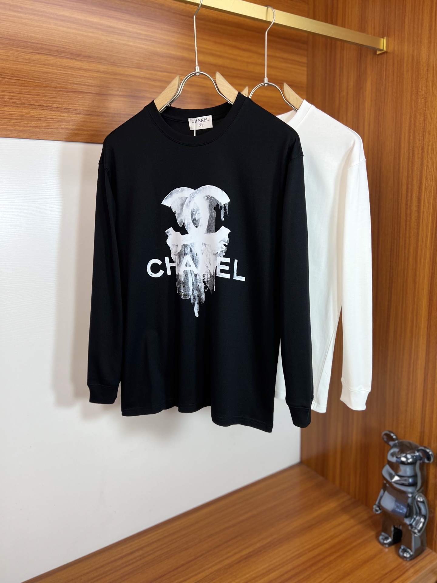 NO:599046,Charlie/Chanel 2025 autumn and winter new products, complete with three labels, round neck long-sleeved bottoming shirt, good product, no need to introduce too much, look at the details, counter size S-XXL 175/140, recommended M,,chanel,alexander wang19860909Charlie/香奈儿 2025年秋冬新品上新 三标齐全 圆领长袖打底衫 好货不用过多介绍 看细节 专柜码数S-XXL 175/140建议M,,chanel,alexander wang,Men's clothing