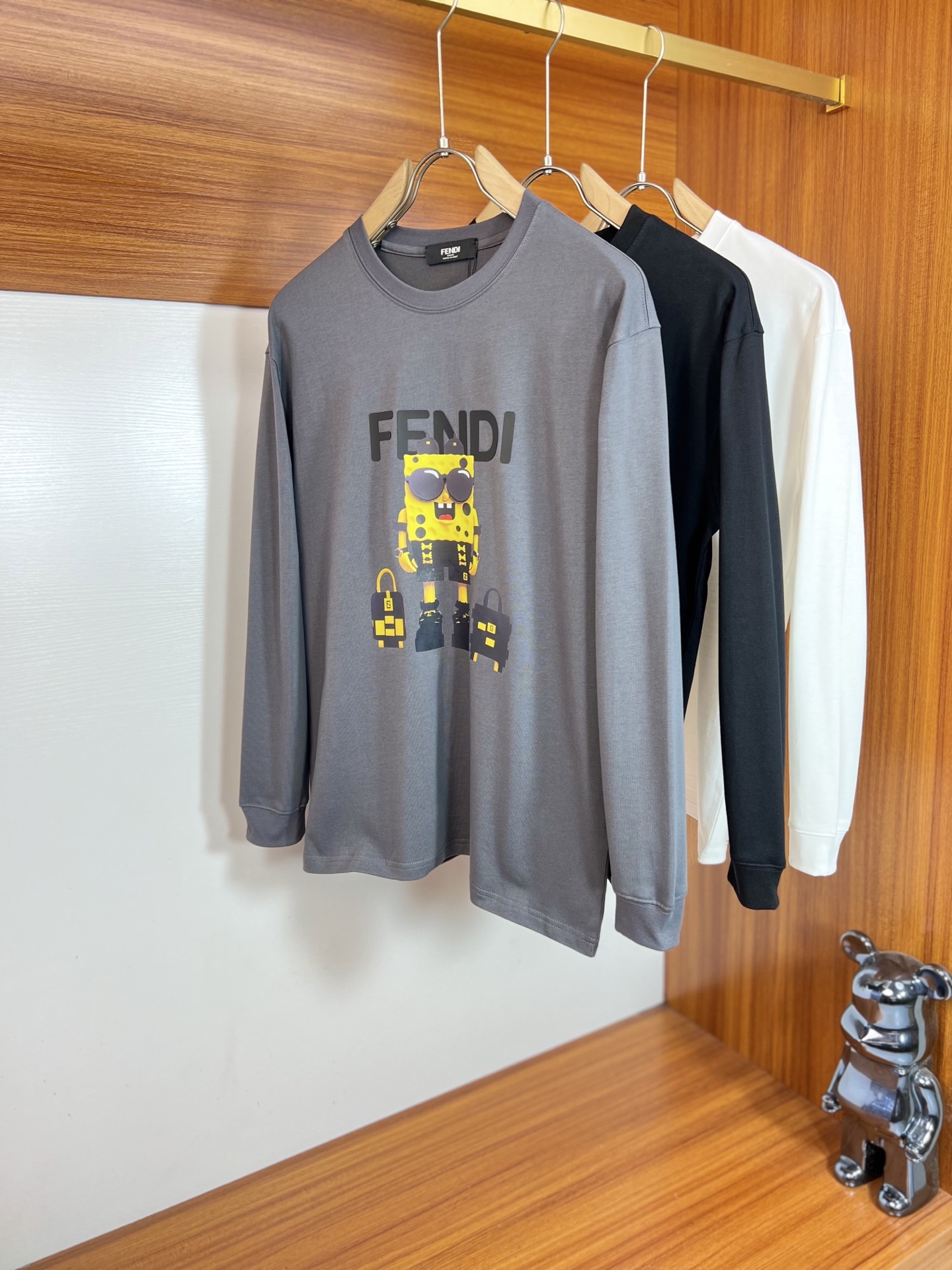 NO:599050,Fendi/Fendi 2025 new autumn and winter new products, complete with three labels, round neck long-sleeved bottoming shirt, good product, no need to introduce too much, look at the details, counter size S-XXL 175/140, recommended M,, fendi, fendi, alexander wang19860909Fendi/芬迪 2025年秋冬新品上新 三标齐全 圆领长袖打底衫 好货不用过多介绍 看细节 专柜码数S-XXL 175/140建议M,,fendi,fendi,alexander wang,Men's clothing