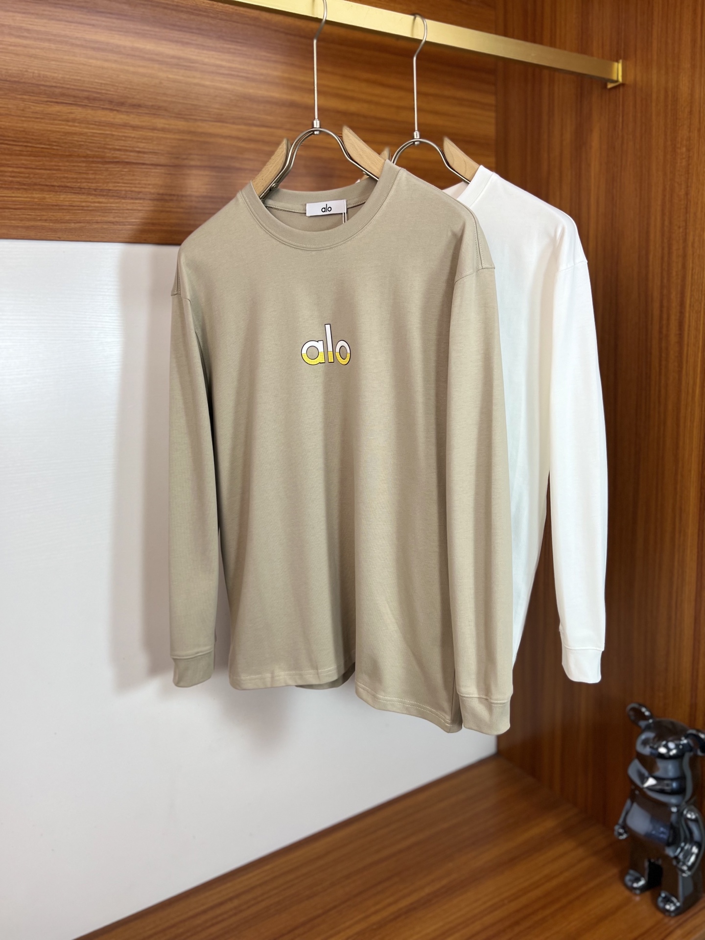 NO:599052,alo 2025 autumn and winter new products, complete with three standards, round neck long-sleeved bottoming shirt, good product, no need to introduce too much, look at the details, counter size S-XXL 175/140, recommended M,, alexander wang19860909alo 2025年秋冬新品上新 三标齐全 圆领长袖打底衫 好货不用过多介绍 看细节 专柜码数S-XXL 175/140建议M,,alexander wang,Men's clothing