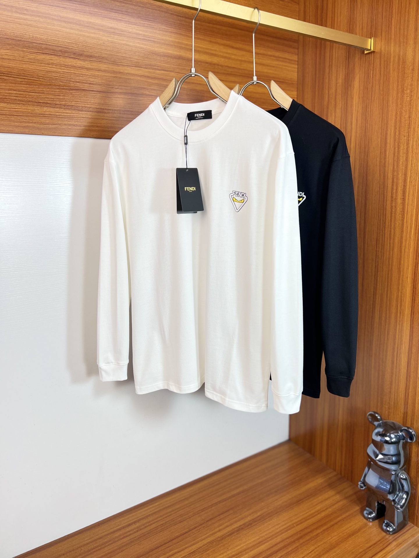 NO:599094,Fendi/Fendi 2025 new autumn and winter new products, complete with three labels, round neck long-sleeved bottoming shirt, good product, no need to introduce too much, look at the details, counter size S-XXL 175/140, recommended M,, fendi, fendi, alexander wang19860909Fendi/芬迪 2025年秋冬新品上新 三标齐全 圆领长袖打底衫 好货不用过多介绍 看细节 专柜码数S-XXL 175/140建议M,,fendi,fendi,alexander wang,Men's clothing