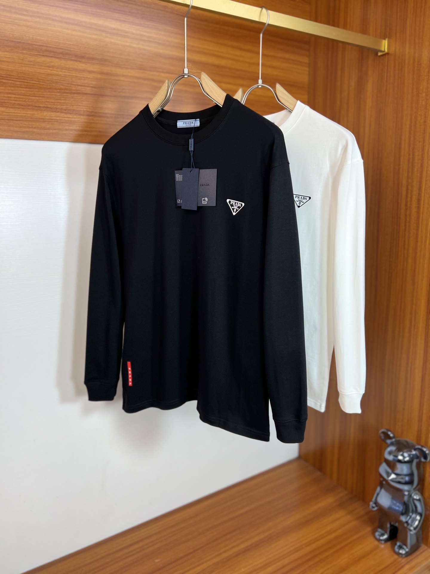 NO:599101,Prada/Prada 2025 new autumn and winter new products, complete with three labels, round neck long-sleeved bottoming shirt, good product, no need to introduce too much, look at the details, counter size S-XXL 175/140, recommended M,, prada, prada, alexander wang19860909Prada/普拉达 2025年秋冬新品上新 三标齐全 圆领长袖打底衫 好货不用过多介绍 看细节 专柜码数S-XXL 175/140建议M,,prada,prada,alexander wang,Men's clothing