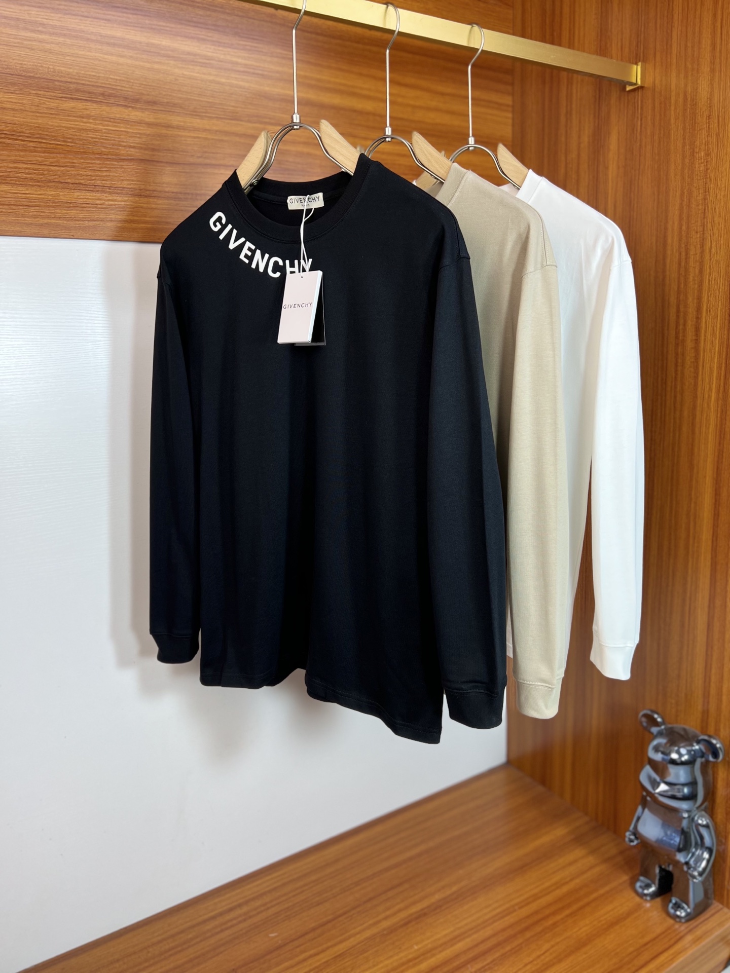 NO:599102,give/Givenchy 2025 autumn and winter new products, complete with three labels, round neck long-sleeved bottoming shirt, good product, no need to introduce too much, look at the details, counter size S-XXL 175/140, recommended M,,givenchy,givenchy,alexander wang19860909give/纪梵希 2025年秋冬新品上新 三标齐全 圆领长袖打底衫 好货不用过多介绍 看细节 专柜码数S-XXL 175/140建议M,,givenchy,givenchy,alexander wang,Men's clothing