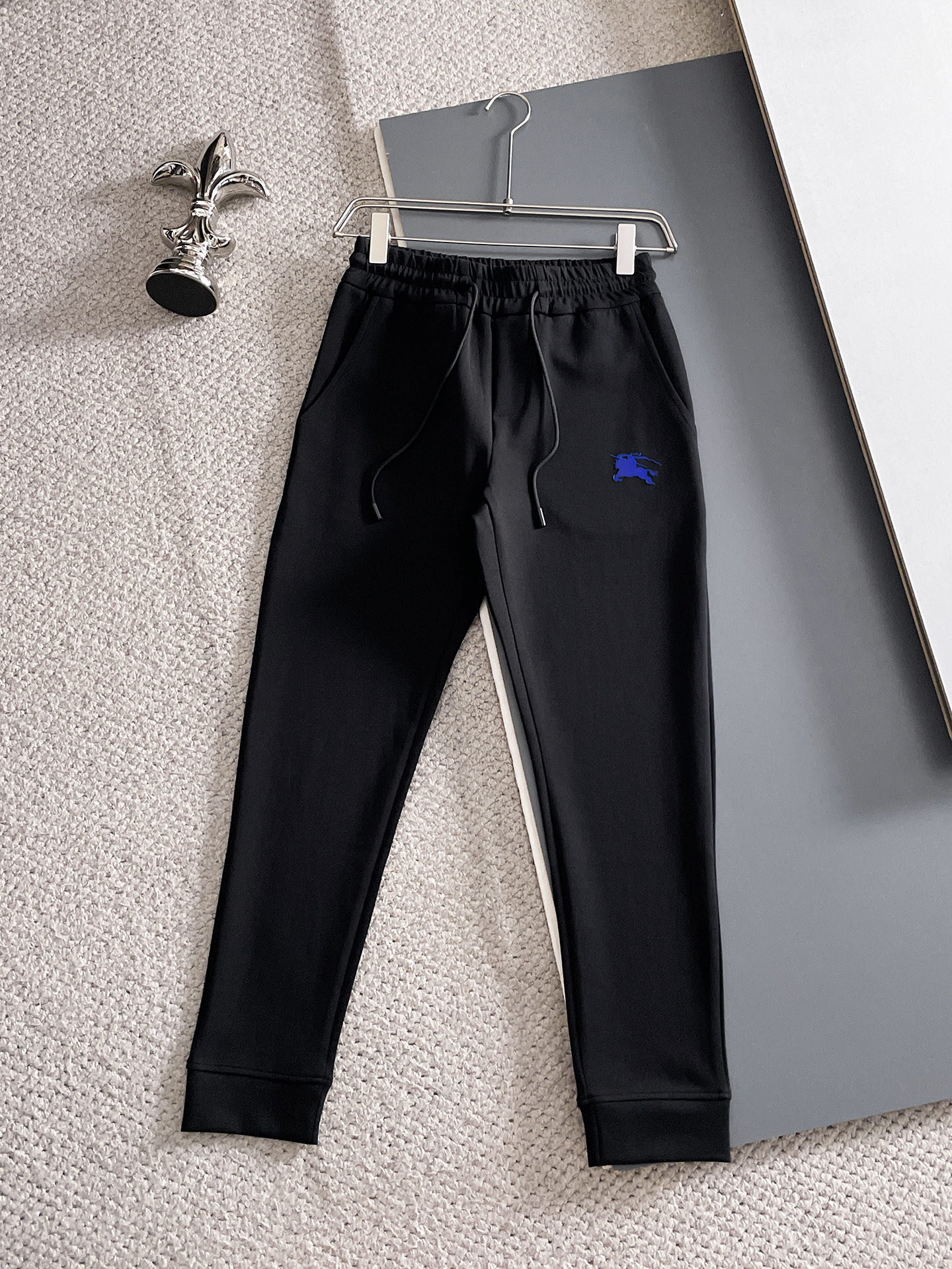 NO:600242,Burberry/Burberry's 2025 popular casual pants are highly elastic, slimming, simple and versatile, with fine workmanship and attention to every stitch. They are loved by many celebrities and internet celebrities to lengthen the body proportions!  Slightly elastic ^_^Comfortable fabric Details Body size M-3XL,,burberry,burberry,alexander wang19860909Burberry/巴宝莉 2025爆款休闲裤 高弹显瘦必爆简约百搭爆款,做工精细,每一针都看得到用心,超多明星网红最爱 拉长身材比例哦！微弹 ^_^舒适面料 细节体码数M-3XL,,burberry,burberry,alexander wang,Men's clothing