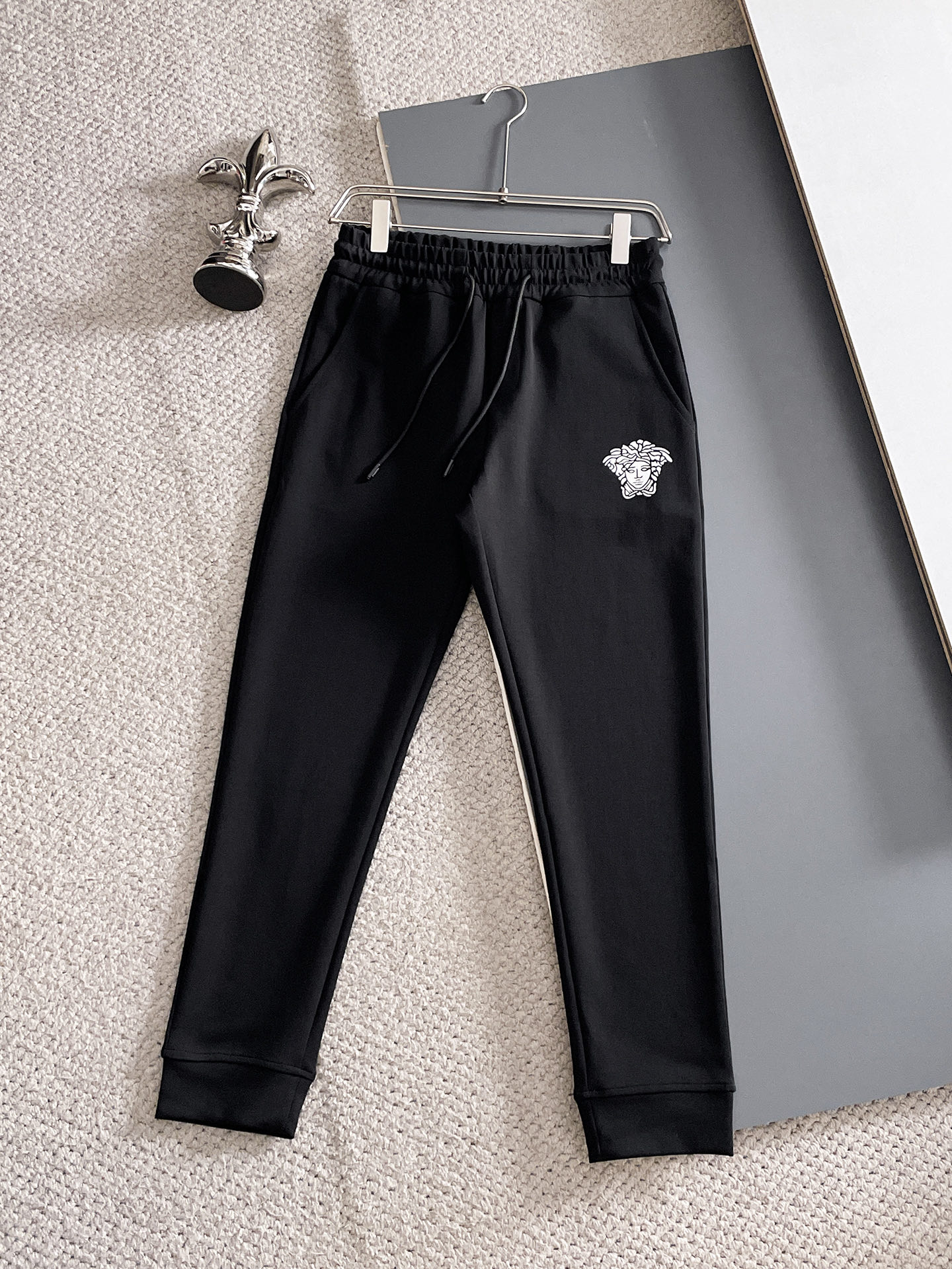 NO:600245,Versace/Versace's 2025 popular casual pants are a must-have for slimming with high elasticity, a simple and versatile style, fine workmanship, and you can see the care in every stitch. They are favorites of many celebrities and Internet celebrities. They lengthen the body proportions!  Slightly elastic ^_^Comfortable fabric Details Body size M-3XL,,versace,versace,alexander wang19860909Versace/范思哲 2025爆款休闲裤 高弹显瘦必爆简约百搭爆款,做工精细,每一针都看得到用心,超多明星网红最爱 拉长身材比例哦！微弹 ^_^舒适面料 细节体码数M-3XL,,versace,versace,alexander wang,Men's clothing