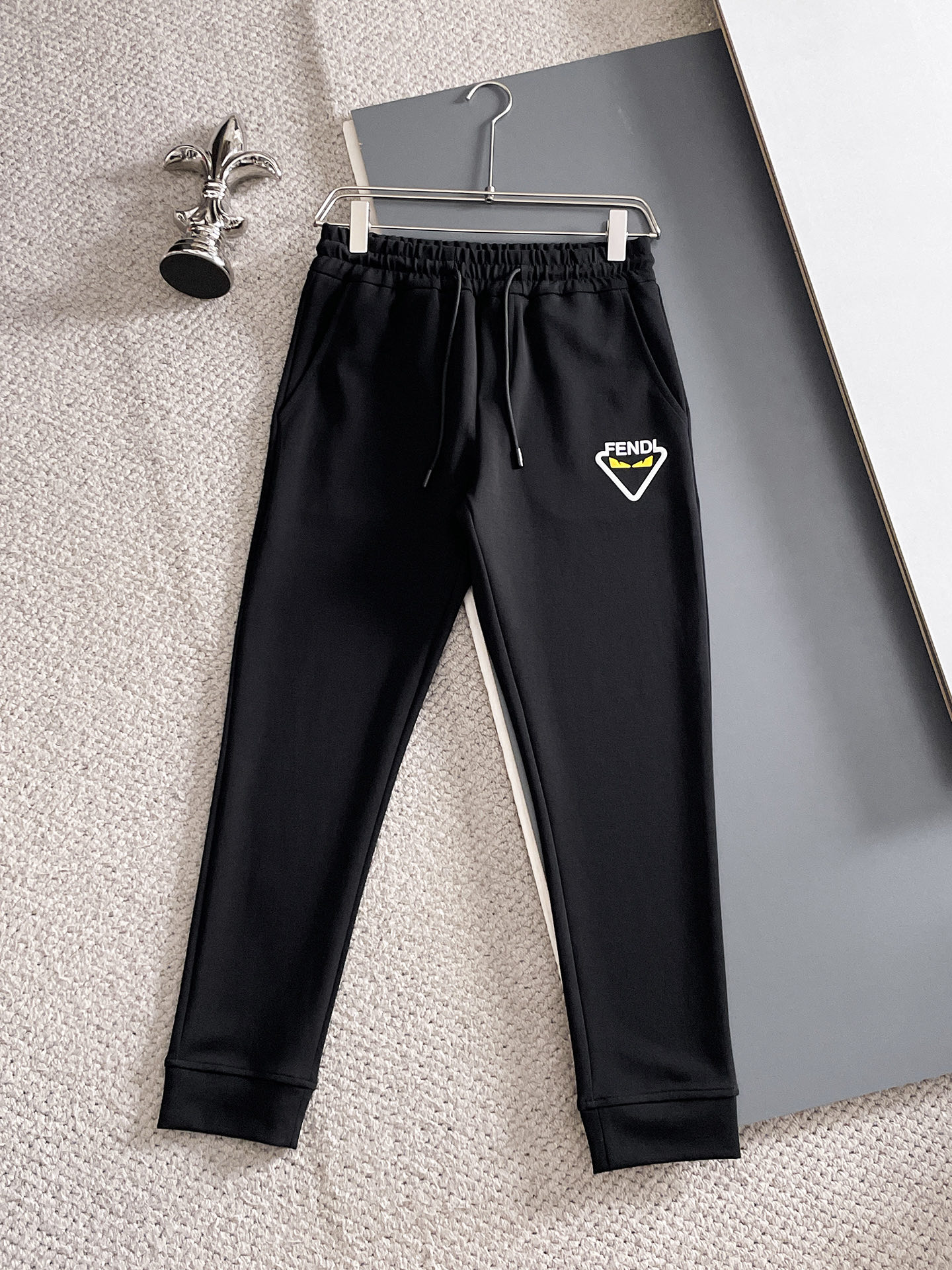 NO:600248,Fendi/Fendi's 2025 popular casual pants are a must-have for slimming and high elasticity, simple and versatile, with fine workmanship, and you can see the care in every stitch. They are favorites of many celebrities and Internet celebrities. They lengthen the body proportions!  Slightly elastic ^_^Comfortable fabric Details Body size M-3XL,,fendi,fendi,alexander wang19860909Fendi/芬迪 2025爆款休闲裤 高弹显瘦必爆简约百搭爆款,做工精细,每一针都看得到用心,超多明星网红最爱 拉长身材比例哦！微弹 ^_^舒适面料 细节体码数M-3XL,,fendi,fendi,alexander wang,Men's clothing