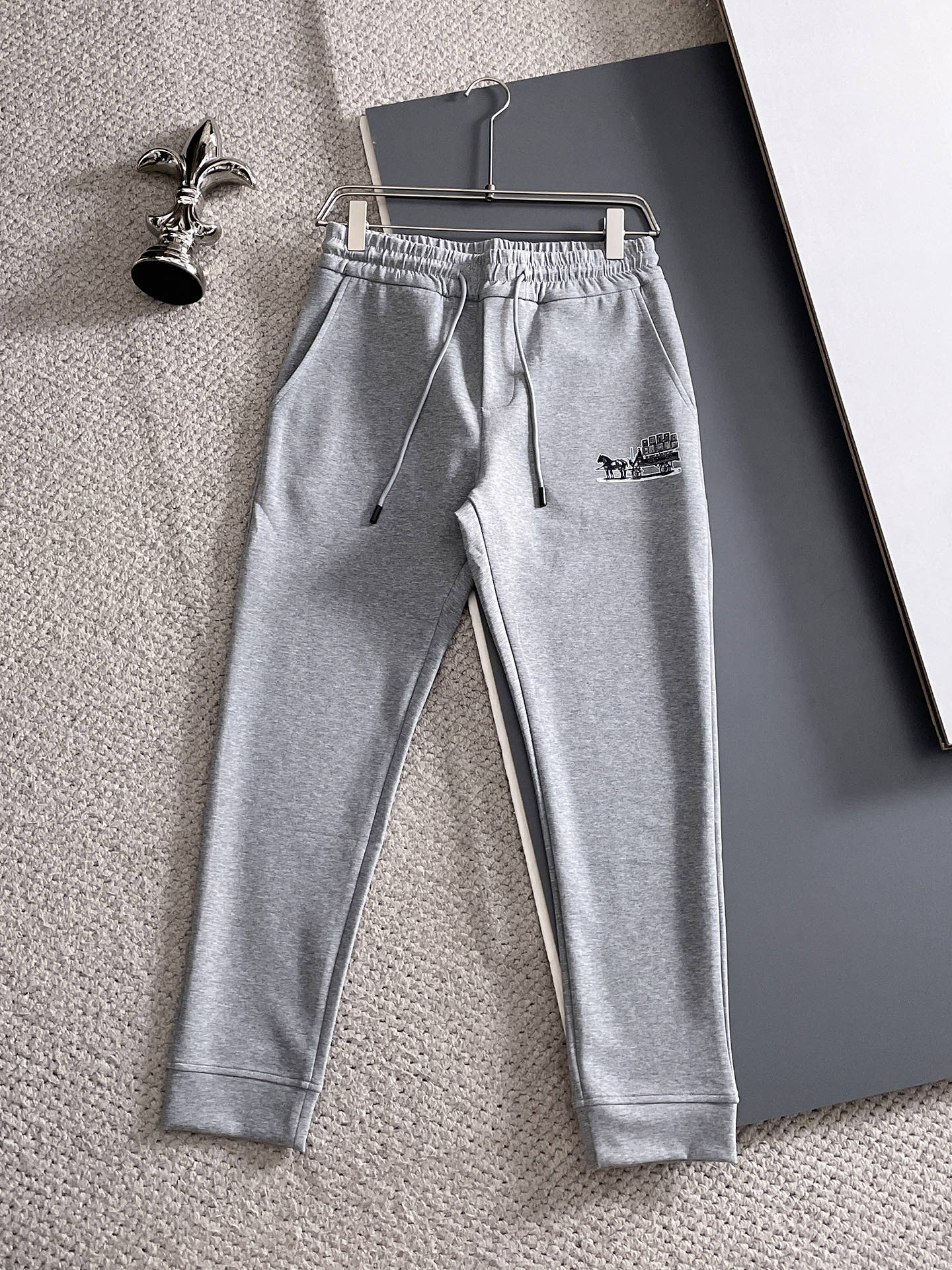 NO:600251,LV/Louis Vuitton's 2025 popular casual pants are highly elastic, slimming, simple and versatile, with fine workmanship, and you can see the care in every stitch. They are loved by many celebrities and Internet celebrities to lengthen the body proportions!  Slightly elastic ^_^Comfortable fabric Details Body size M-3XL,,louis vuitton,louis vuitton,alexander wang19860909LV/路易威登 2025爆款休闲裤 高弹显瘦必爆简约百搭爆款,做工精细,每一针都看得到用心,超多明星网红最爱 拉长身材比例哦！微弹 ^_^舒适面料 细节体码数M-3XL,,louis vuitton,louis vuitton,alexander wang,Men's clothing