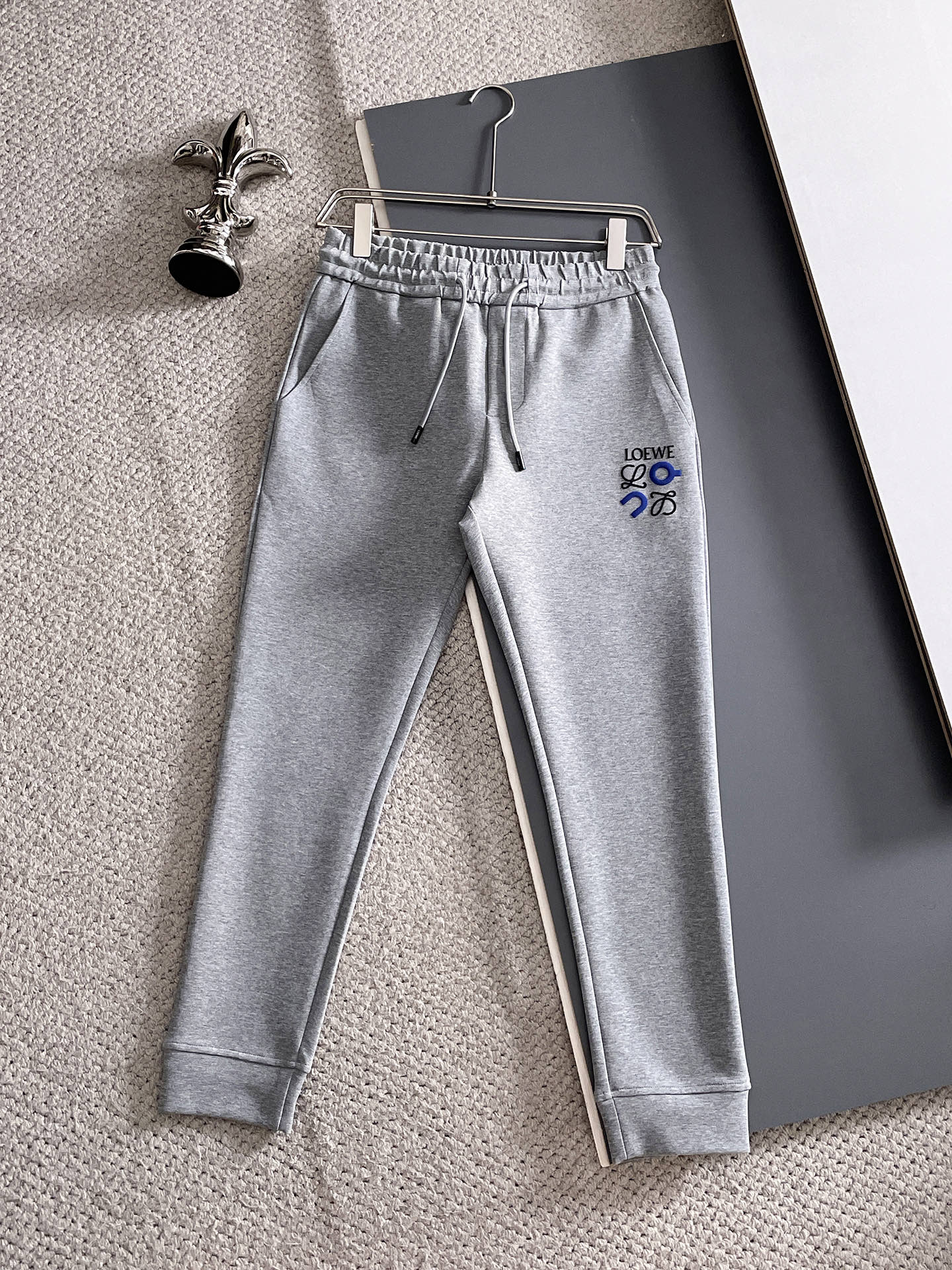 NO:601286,Loewe/Luo Yiwei's 2025 popular casual pants are highly elastic, slimming, simple and versatile, with fine workmanship, and you can see the care in every stitch. They are loved by many celebrities and Internet celebrities to lengthen the body proportions!  Slightly elastic ^_^Comfortable fabric Details Body size M-3XL,,loewe,loewe,alexander wang19860909Loewe/罗意威 2025爆款休闲裤 高弹显瘦必爆简约百搭爆款,做工精细,每一针都看得到用心,超多明星网红最爱 拉长身材比例哦！微弹 ^_^舒适面料 细节体码数M-3XL,,loewe,loewe,alexander wang,Men's clothing