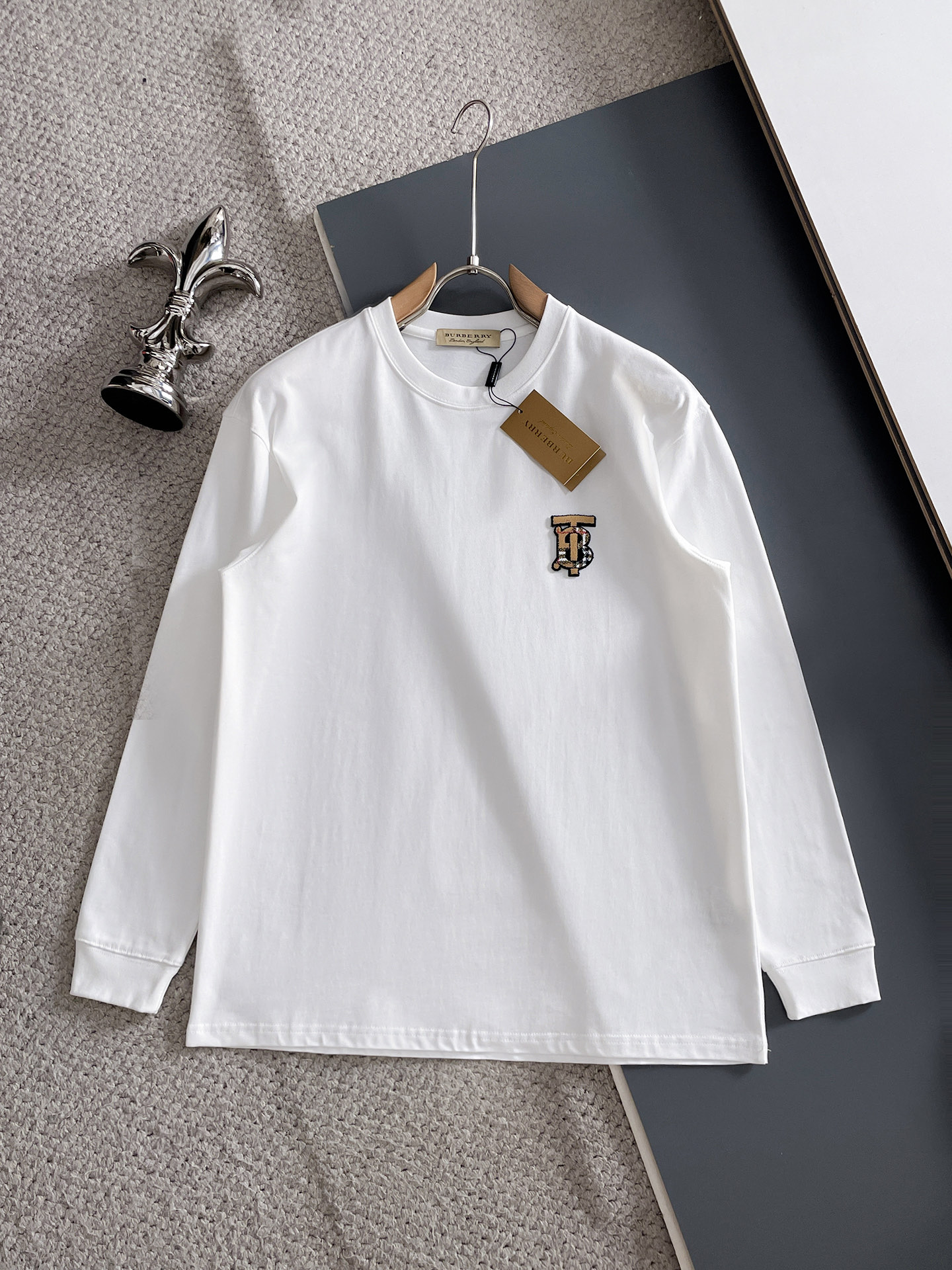 NO:601307,Burberry/Burberry 2025 autumn and winter new products, complete with three labels, round neck long-sleeved bottoming shirt, good product without too much introduction, look at the details, counter size M-XXXL 175/140, recommended L,,,burberry,burberry,alexander wang19860909Burberry/巴宝莉 2025年秋冬新品上新 三标齐全 圆领长袖打底衫 好货不用过多介绍 看细节 专柜码数M-XXXL 175/140建议L,,,burberry,burberry,alexander wang,Men's clothing