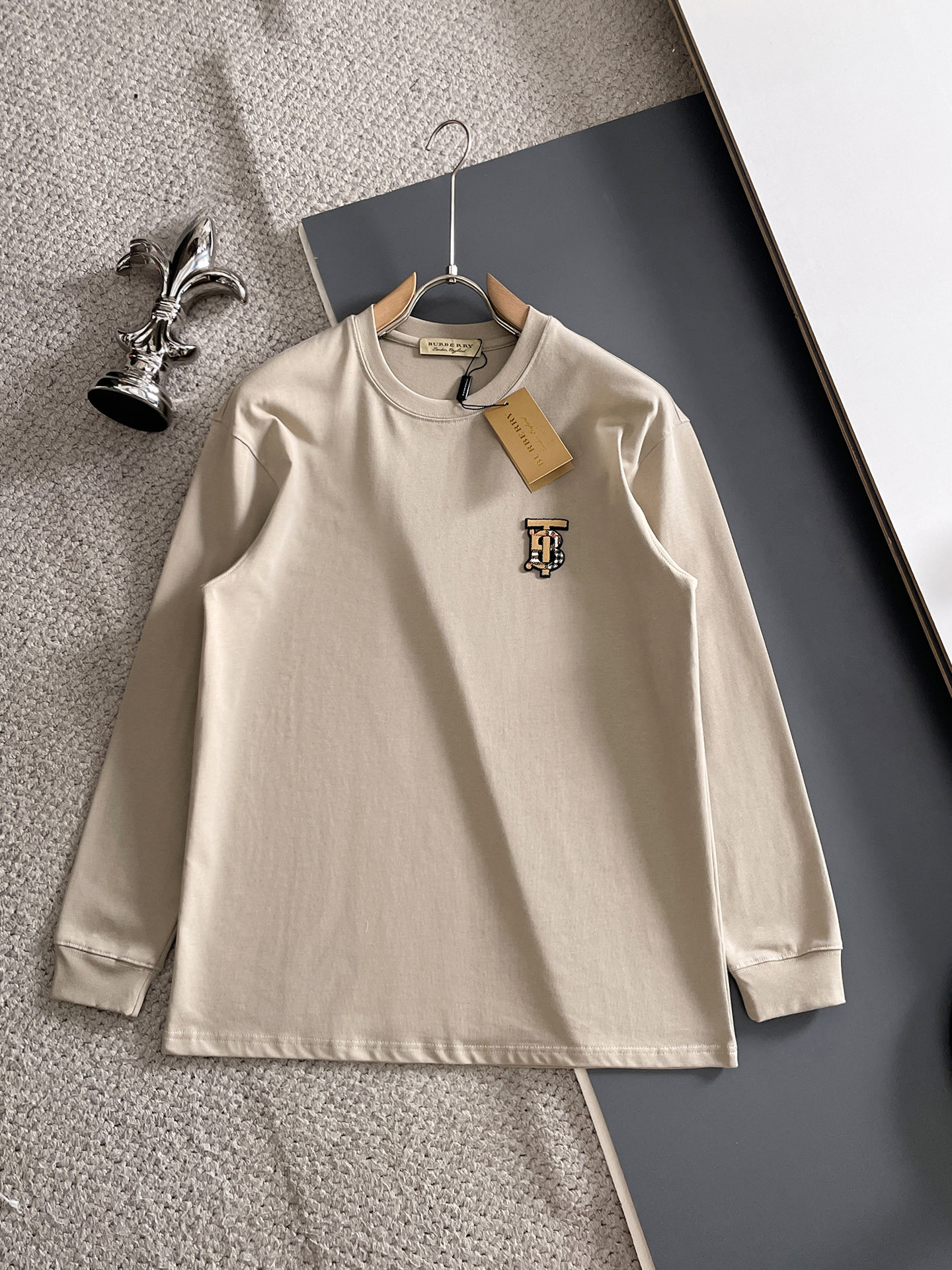 NO:601304,Burberry/Burberry 2025 new autumn and winter new products, complete with three labels, round neck long-sleeved bottoming shirt, good product, no need to introduce too much, look at the details, counter size M-XXXL 175/140, recommended L,, burberry, burberry, alexander wang19860909Burberry/巴宝莉 2025年秋冬新品上新 三标齐全 圆领长袖打底衫 好货不用过多介绍 看细节 专柜码数M-XXXL 175/140建议L,,burberry,burberry,alexander wang,Men's clothing