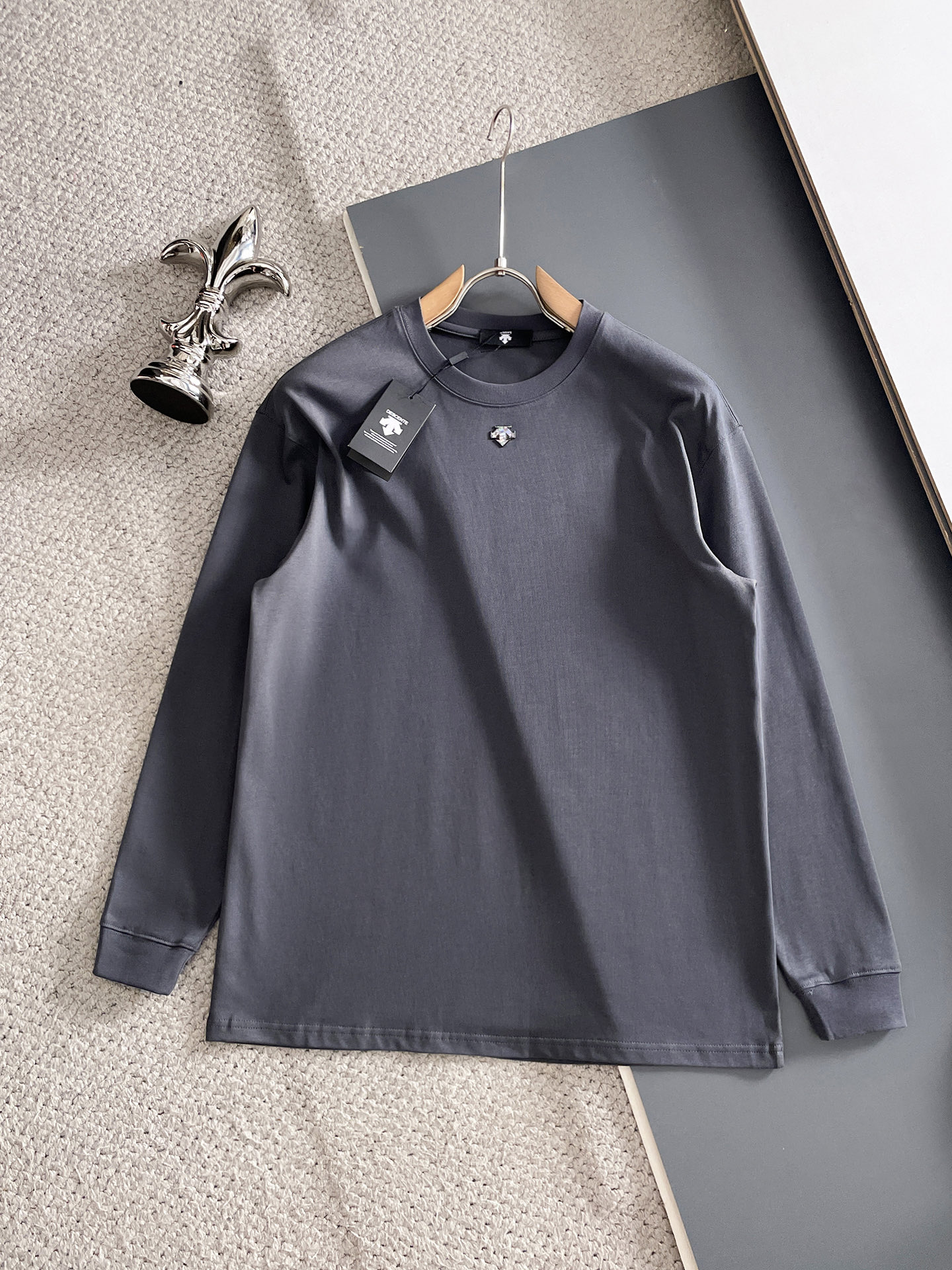 NO:601309,des/desante 2025 autumn and winter new products, complete with three labels, round neck long-sleeved bottoming shirt, good product, no need to introduce too much, look at the details, counter size M-XXXL 175/140, recommended L,,alexander wang19860909des/迪桑特 2025年秋冬新品上新 三标齐全 圆领长袖打底衫 好货不用过多介绍 看细节 专柜码数M-XXXL 175/140建议L,,alexander wang,Men's clothing