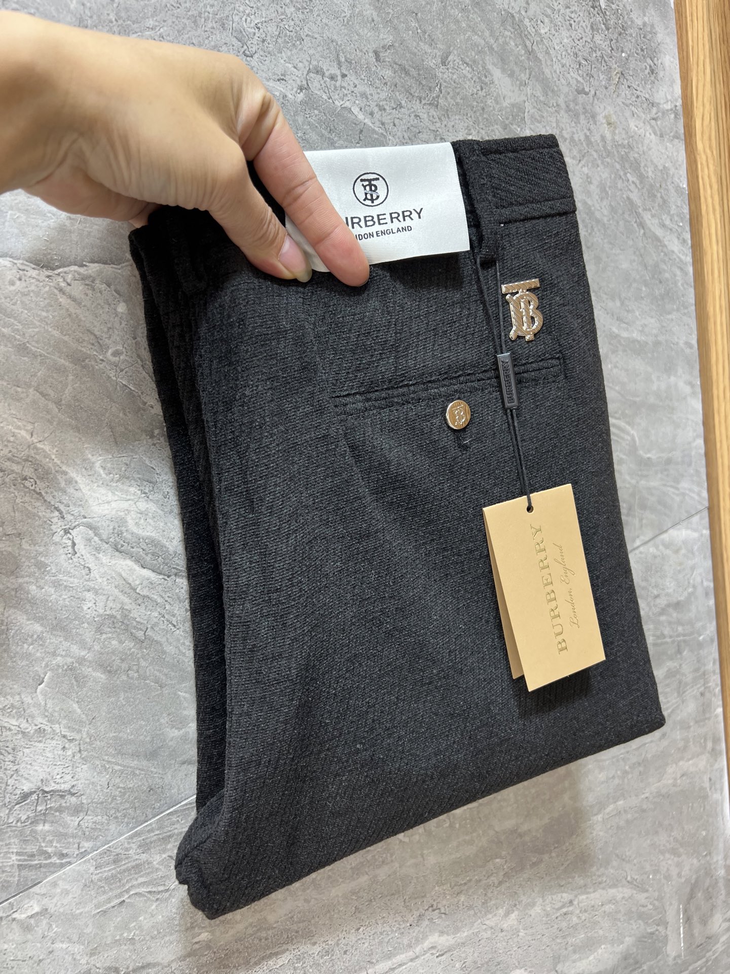 NO:601311,Burberry/Burberry 2025 autumn and winter new products, complete with three labels, trousers and casual pants. Good products need no introduction. Look at the details. Counter size 29-38 175/140 upper body size 32, burberry, burberry, alexander wang19860909Burberry/巴宝莉 2025秋冬新品 三标齐全 西裤 休闲裤 好货不用过多介绍 看细节 专柜码数29-38 175/140上身32码,,burberry,burberry,alexander wang,Men's clothing