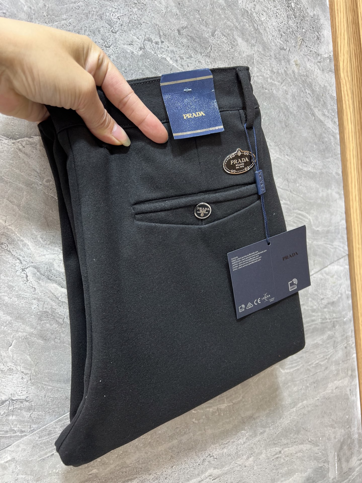 NO:601312,Prada/Prada 2025 autumn and winter new products, complete with three standards, trousers and casual pants. Good products need no introduction. Look at the details. Counter size 29-38 175/140 upper body size 32, prada, prada, alexander wang19860909Prada/普拉达 2025秋冬新品 三标齐全 西裤 休闲裤 好货不用过多介绍 看细节 专柜码数29-38 175/140上身32码,,prada,prada,alexander wang,Men's clothing