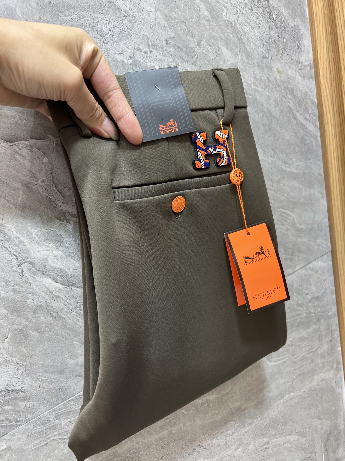 NO:601314,Hermes/Hermès 2025 autumn and winter new products, complete with three labels, trousers and casual pants. Good products need no introduction. Look at the details. Counter size 29-38 175/140 upper body size 32, hermes, hermes, alexander wang19860909Hermes/爱马仕 2025秋冬新品 三标齐全 西裤 休闲裤 好货不用过多介绍 看细节 专柜码数29-38 175/140上身32码,,hermes,hermes,alexander wang,Men's clothing