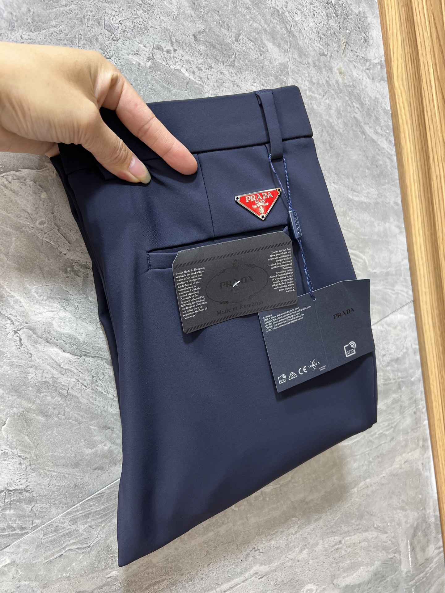 NO:601316,Prada/Prada 2025 autumn and winter new products, complete with three standards, trousers and casual pants. Good products need no introduction. Look at the details. Counter size 29-38 175/140 upper body size 32, prada, prada, alexander wang19860909Prada/普拉达 2025秋冬新品 三标齐全 西裤 休闲裤 好货不用过多介绍 看细节 专柜码数29-38 175/140上身32码,,prada,prada,alexander wang,Men's clothing