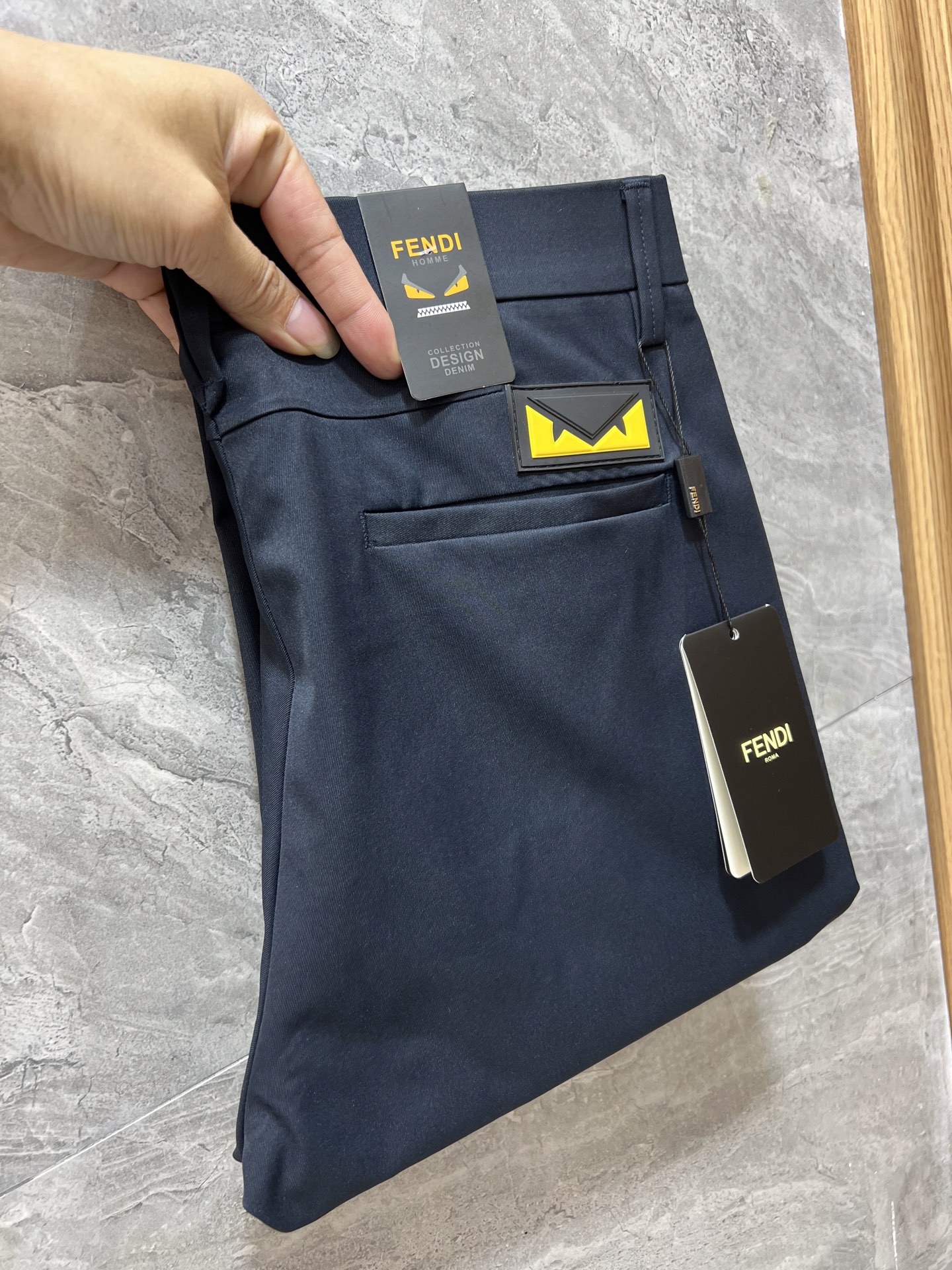 NO:601317,Fendi/Fendi 2025 autumn and winter new products, complete with three labels, trousers and casual pants. Good products need no introduction. Look at the details. Counter size 29-38 175/140 upper body size 32,,fendi,fendi,alexander wang19860909Fendi/芬迪 2025秋冬新品 三标齐全 西裤 休闲裤 好货不用过多介绍 看细节 专柜码数29-38 175/140上身32码,,fendi,fendi,alexander wang,Men's clothing